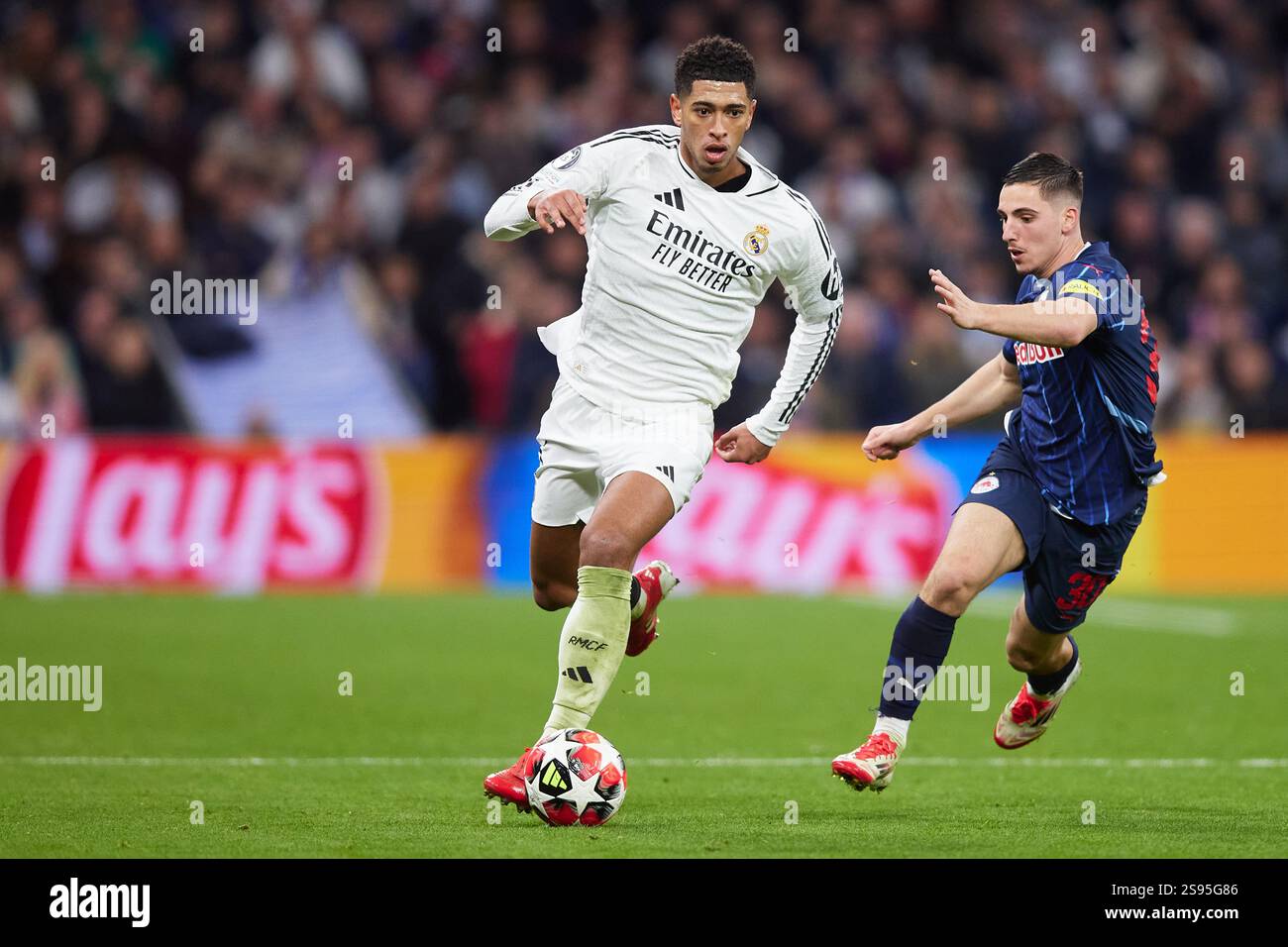 MADRID, ESPAGNE - 22 JANVIER : Jude Bellingham du Real Madrid court avec le ballon sous la pression d'Oscar Gloukh du FC Salzbourg pendant le championnat de l'UEFA Banque D'Images MADRID, ESPAGNE - 22 JANVIER : Jude Bellingham du Real Madrid court avec le ballon sous la pression d'Oscar Gloukh du FC Salzbourg pendant le championnat de l'UEFA Banque D'Images