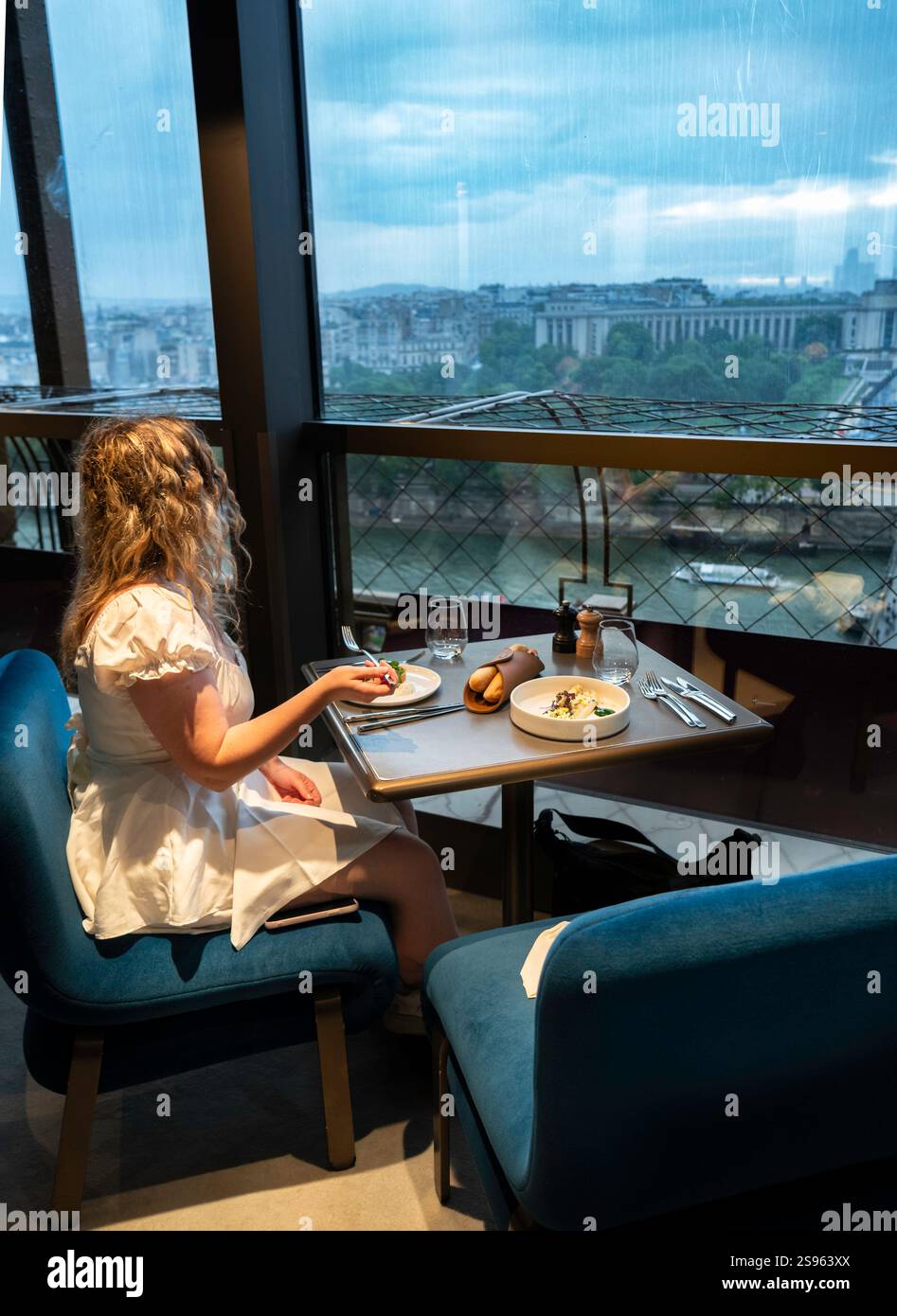 Cuisine raffinée à Madame Brasserie, dirigée par le Chef Thierry Marx, à l'intérieur de la Tour Eiffel, Paris, France, Europe Banque D'Images