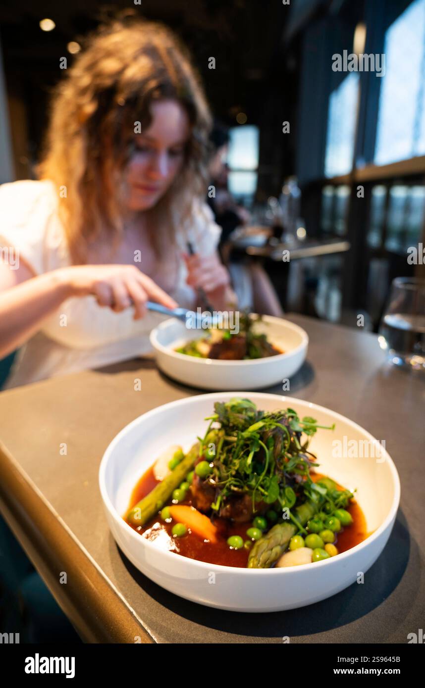 Cuisine raffinée à Madame Brasserie, dirigée par le Chef Thierry Marx, à l'intérieur de la Tour Eiffel, Paris, France, Europe Banque D'Images