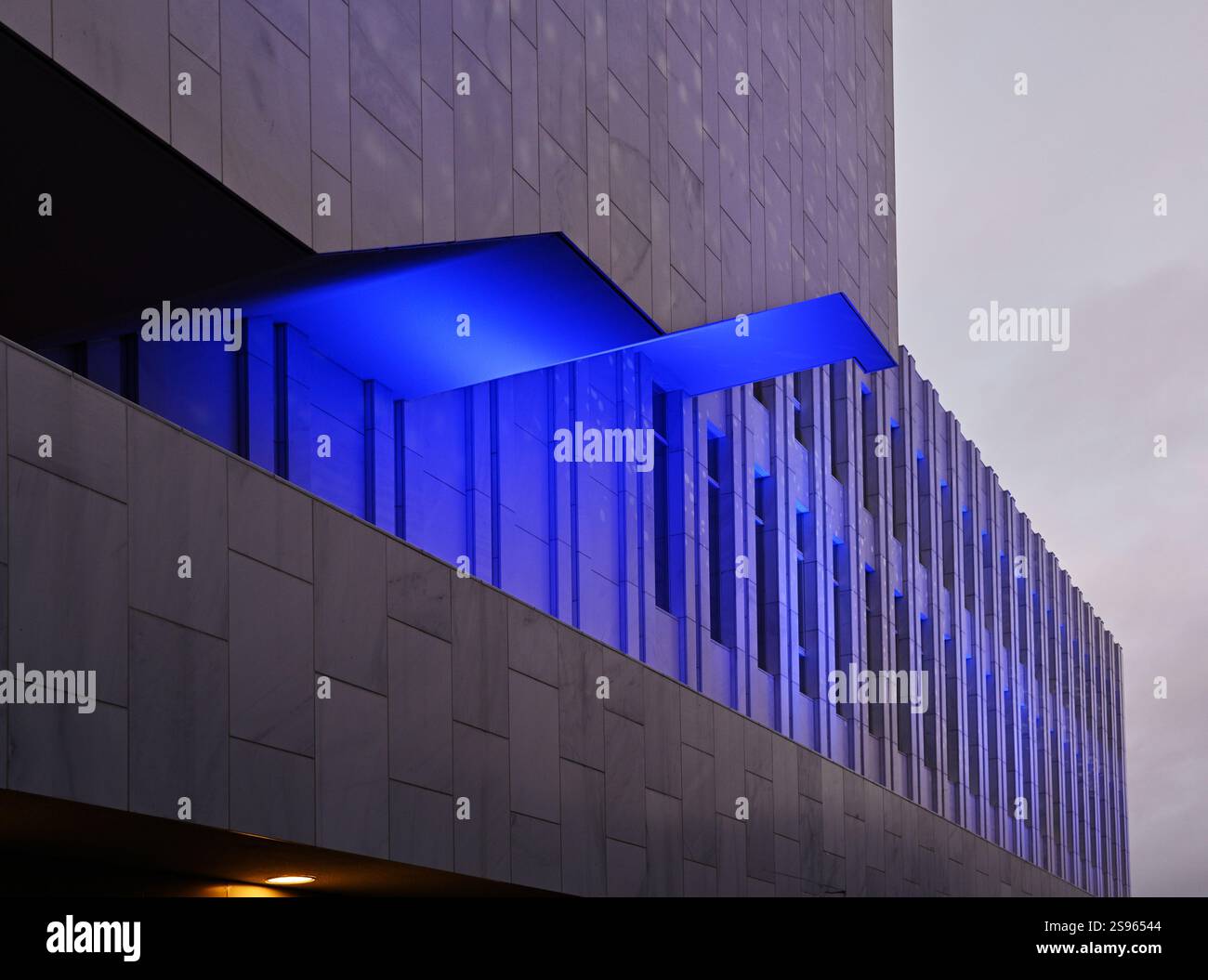 Une vue imprenable sur le Finlandia Hall à Helsinki, Finlande, avec son design moderniste distinctif d'Alvar Aalto. La façade en marbre et Sha géométrique Banque D'Images