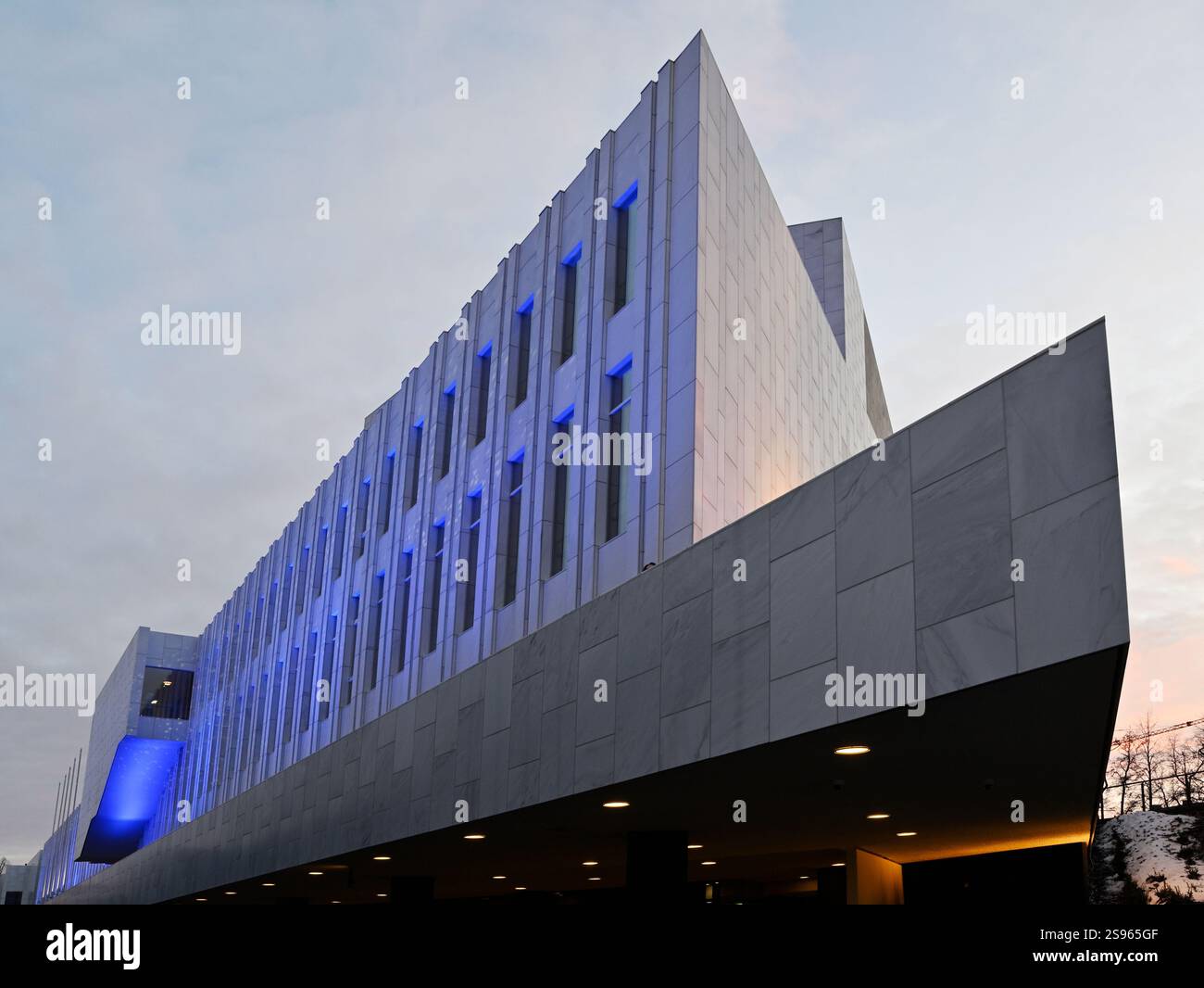 Une vue imprenable sur le Finlandia Hall à Helsinki, Finlande, avec son design moderniste distinctif d'Alvar Aalto. La façade en marbre et Sha géométrique Banque D'Images