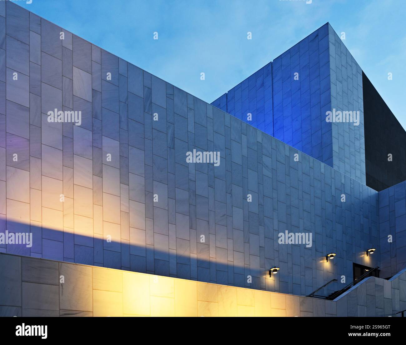 Une vue imprenable sur le Finlandia Hall à Helsinki, Finlande, avec son design moderniste distinctif d'Alvar Aalto. La façade en marbre et Sha géométrique Banque D'Images