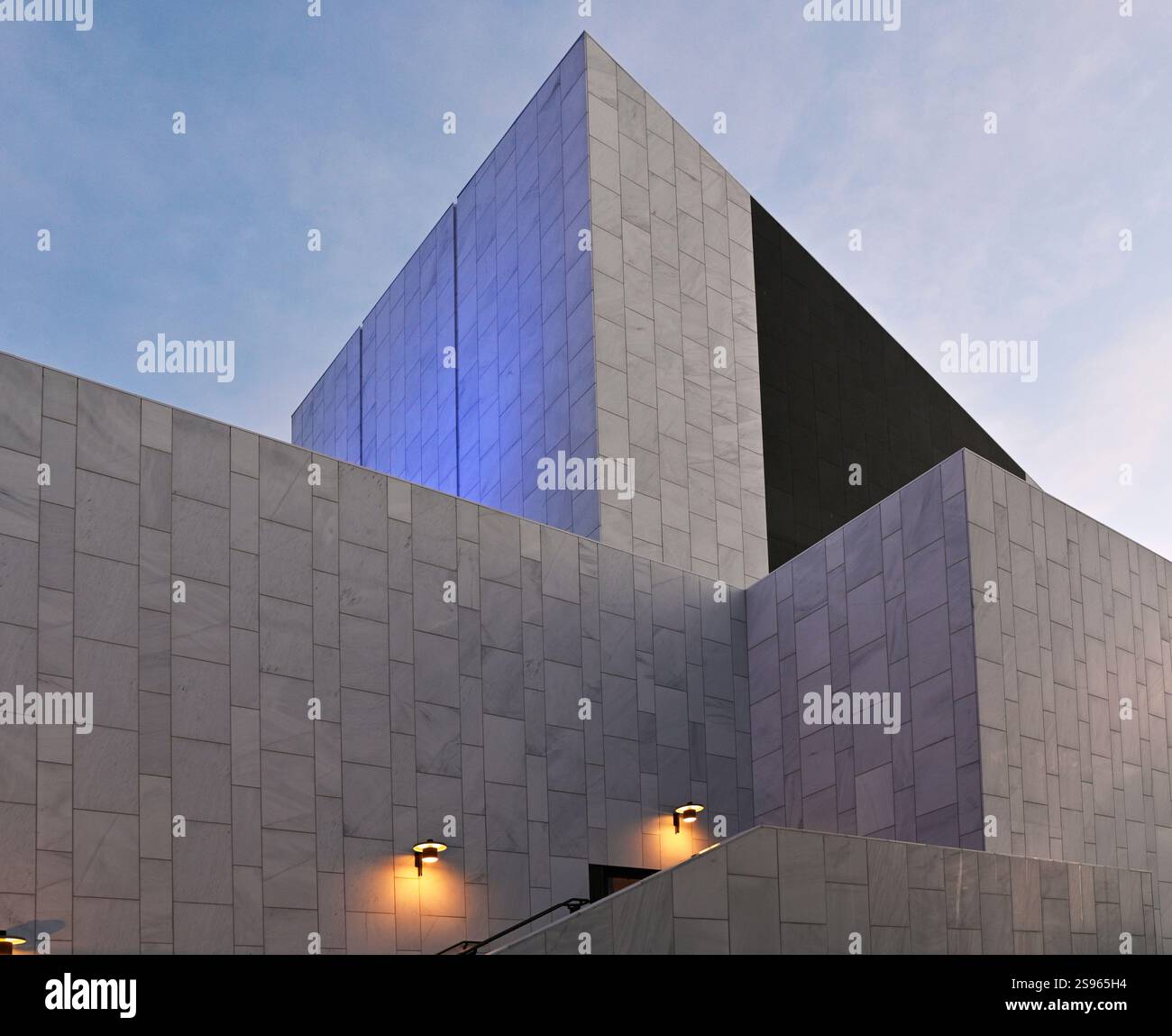 Une vue imprenable sur le Finlandia Hall à Helsinki, Finlande, avec son design moderniste distinctif d'Alvar Aalto. La façade en marbre et Sha géométrique Banque D'Images