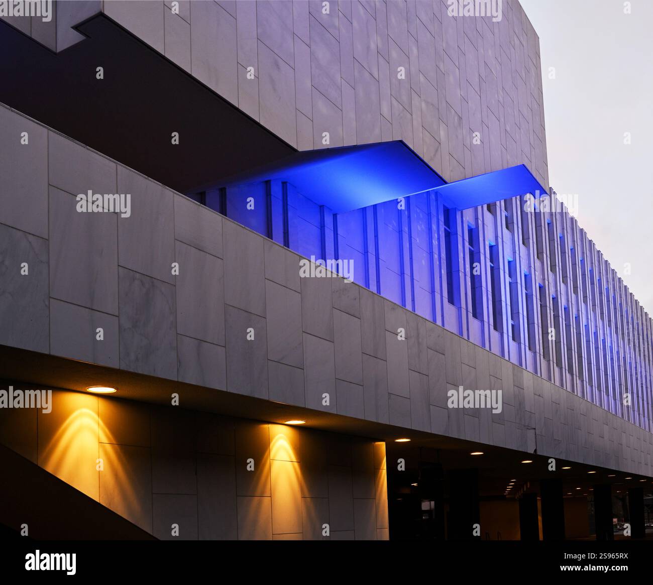 Une vue imprenable sur le Finlandia Hall à Helsinki, Finlande, avec son design moderniste distinctif d'Alvar Aalto. La façade en marbre et Sha géométrique Banque D'Images
