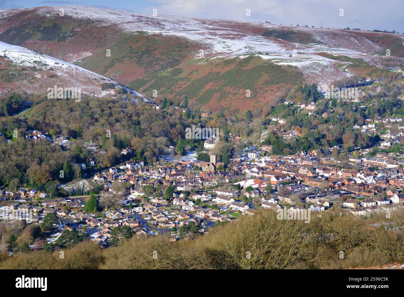 Église Stretton vu des collines du Shropshire en hiver Banque D'Images