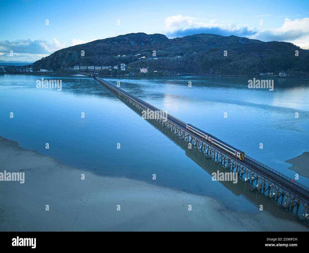 Train traversant le pont de Barmouth sur la ligne de chemin de fer Cambrian Coast, pays de Galles Banque D'Images
