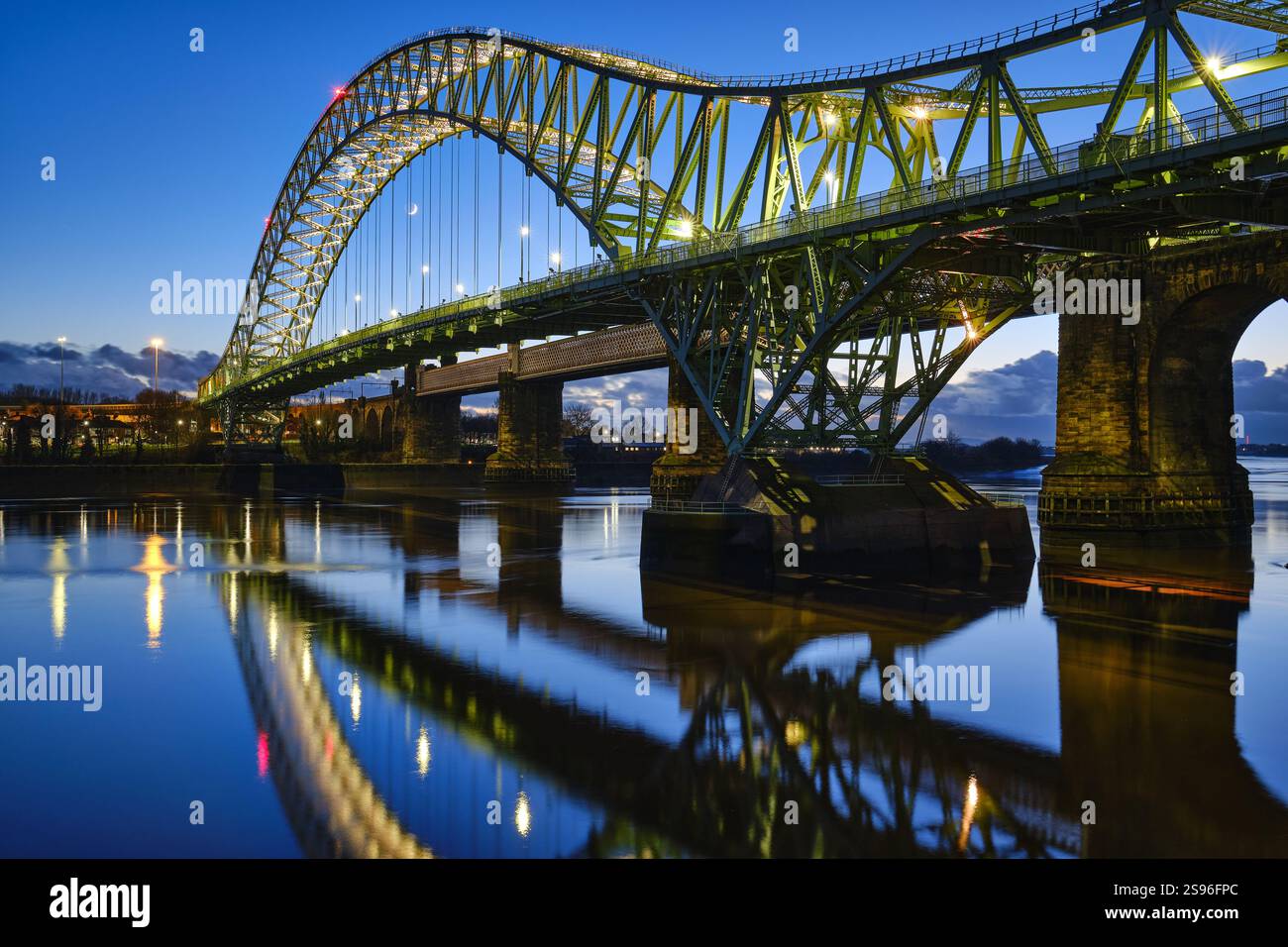 Pont Silver Jubilee sur la rivière Mersey entre Runcorn et Halton, Royaume-Uni Banque D'Images