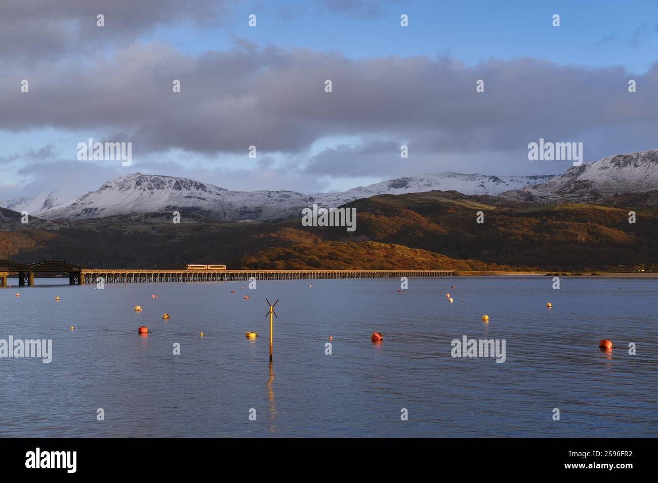 Train traversant le pont de Barmouth sur la ligne de chemin de fer Cambrian Coast, pays de Galles Banque D'Images