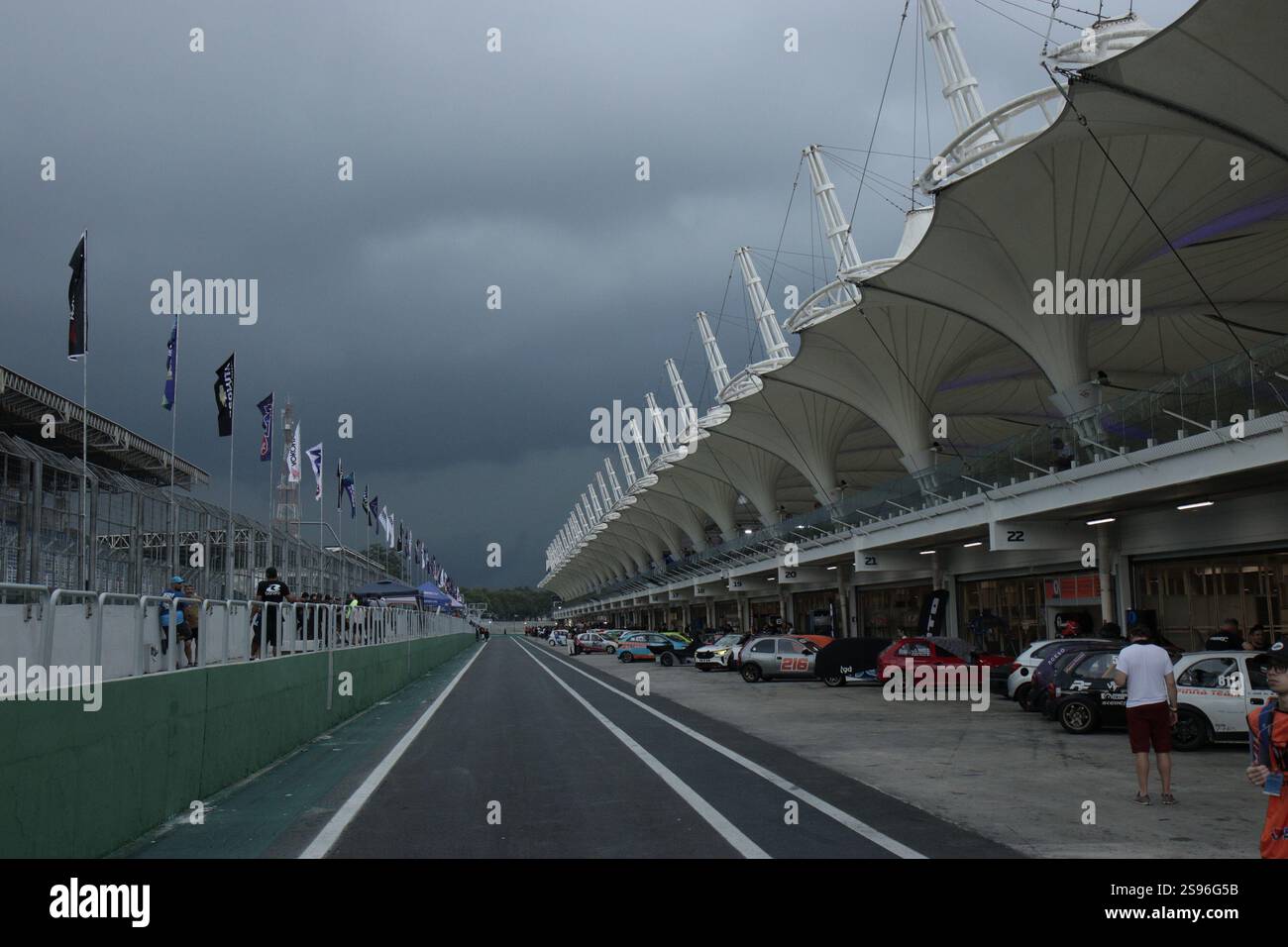 24 janvier 2025, Sao Paulo, Sao Paulo, Brésil : Sao paulo (sp), 01/24/2025 - mil noites sp/sport/Motor Racing - vue des essais libres de la sao paulo gp mil aguas chevrolet Absoluta dans l'après-midi de ce vendredi (24) avec la météo fermée avec de la pluie sur le circuit interlagos, au sud de la capitale de paulo. (Crédit image : © Fabricio Bomjardim/TheNEWS2 via ZUMA Press Wire) USAGE ÉDITORIAL SEULEMENT! Non destiné à UN USAGE commercial ! Banque D'Images