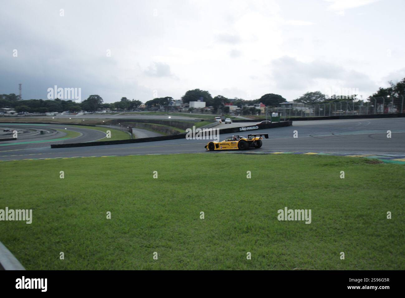 24 janvier 2025, Sao Paulo, Sao Paulo, Brésil : Sao paulo (sp), 01/24/2025 - mil noites sp/sport/Motor Racing - vue des essais libres de la sao paulo gp mil aguas chevrolet Absoluta dans l'après-midi de ce vendredi (24) avec la météo fermée avec de la pluie sur le circuit interlagos, au sud de la capitale de paulo. (Crédit image : © Fabricio Bomjardim/TheNEWS2 via ZUMA Press Wire) USAGE ÉDITORIAL SEULEMENT! Non destiné à UN USAGE commercial ! Banque D'Images