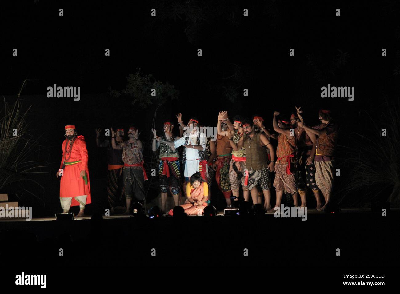 Représentation scénique de Balmiki Pratibha de Rabindranath Tagore, représentant Sage Valmiki, auteur du Ramayana, dans un drame dramatique de danse en plein air Banque D'Images