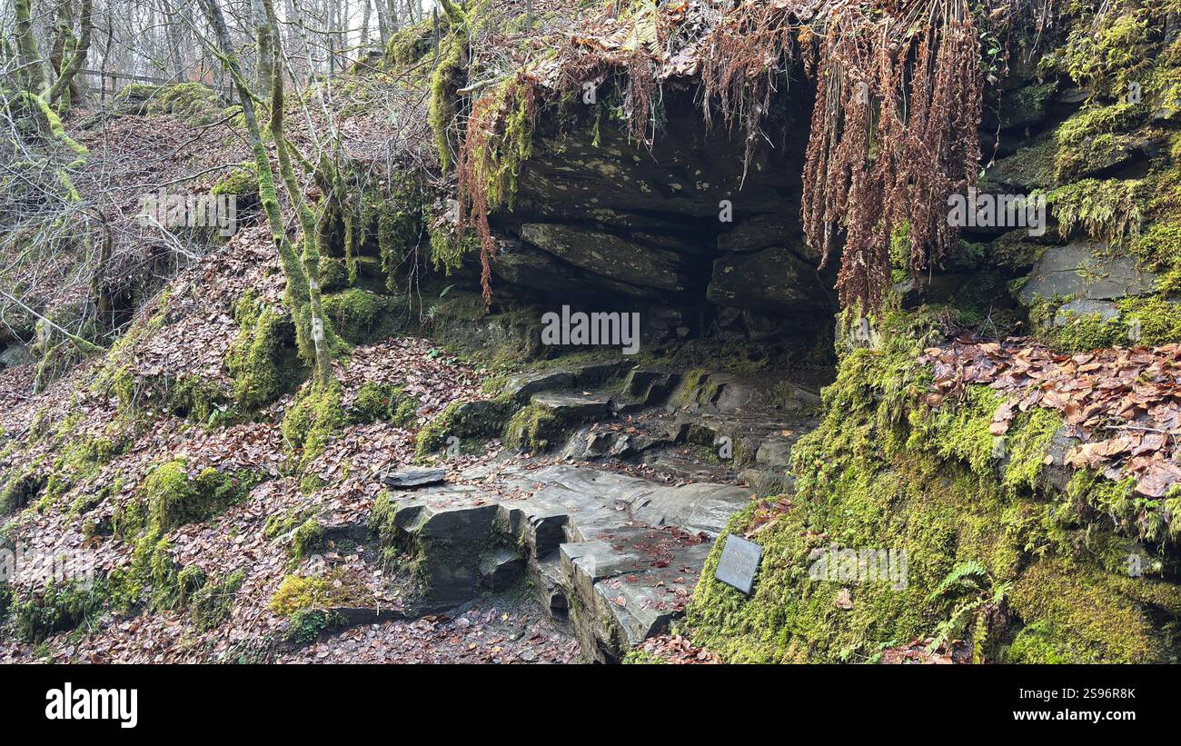 Grotte rocheuse naturelle où Robert Burns a écrit sa chanson d'amour écossaise en 1787, The Birks of Aberfeldy. Destination touristique et emplacement naturel. - Image de stock capturée avec un smartphone