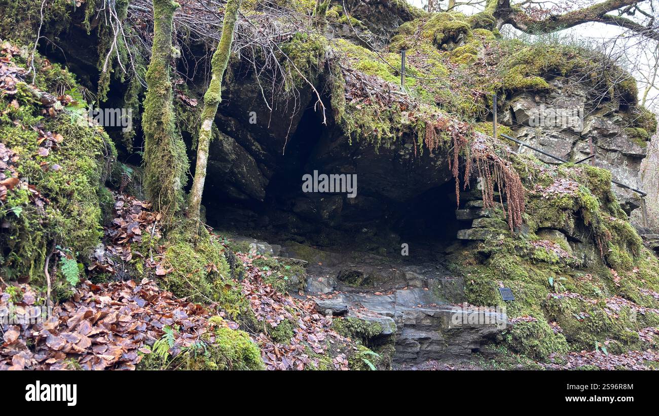 Grotte rocheuse naturelle où Robert Burns a écrit sa chanson d'amour écossaise en 1787, The Birks of Aberfeldy. Destination touristique et emplacement naturel. - Image de stock capturée avec un smartphone