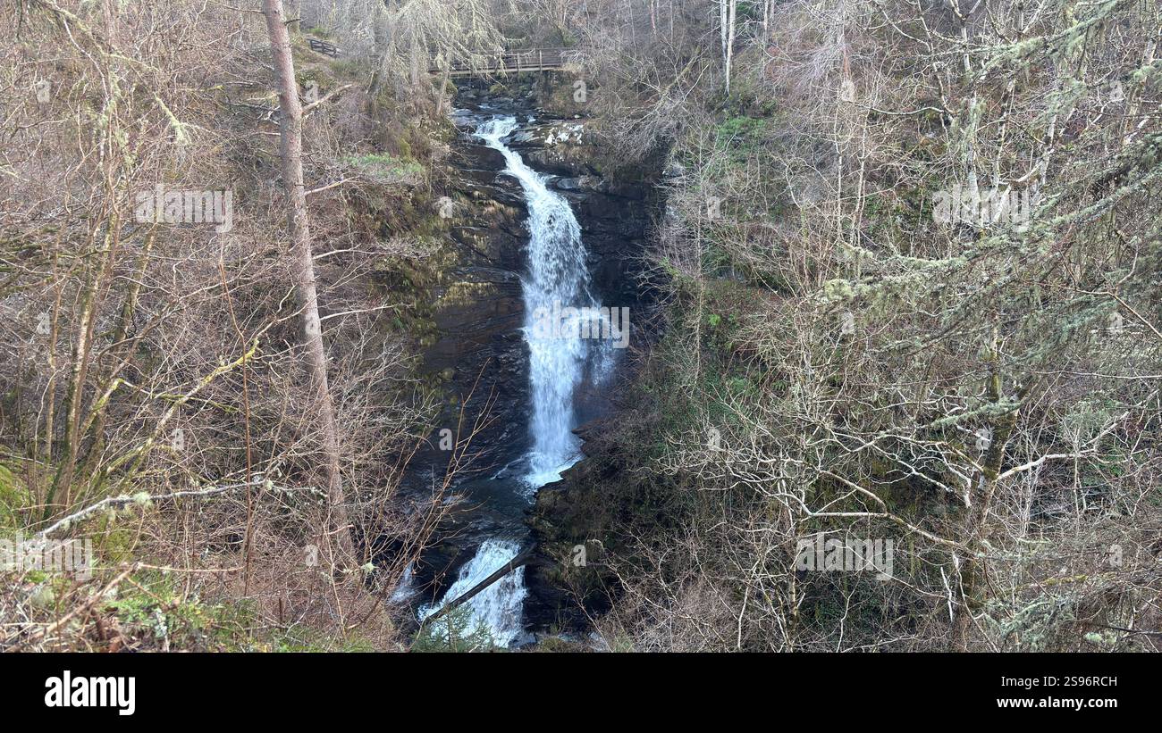 Les chutes de Moness à la célèbre promenade des Birks d'Aberfeldy le long du Moness Burn. Cascade et arbres anciens. Paysage couvert de mousse en Écosse - Image de stock capturée avec un smartphone