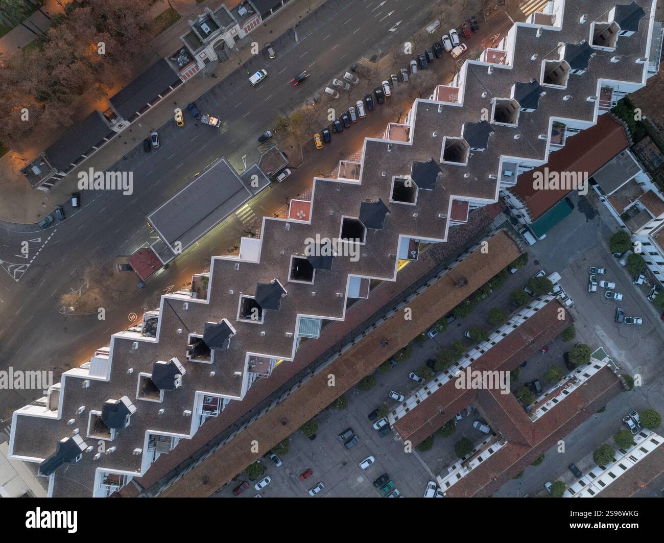 Cordoba Espagne immeuble avec toit plat design zig-zag sur Avenida de Republica de Argentina Banque D'Images