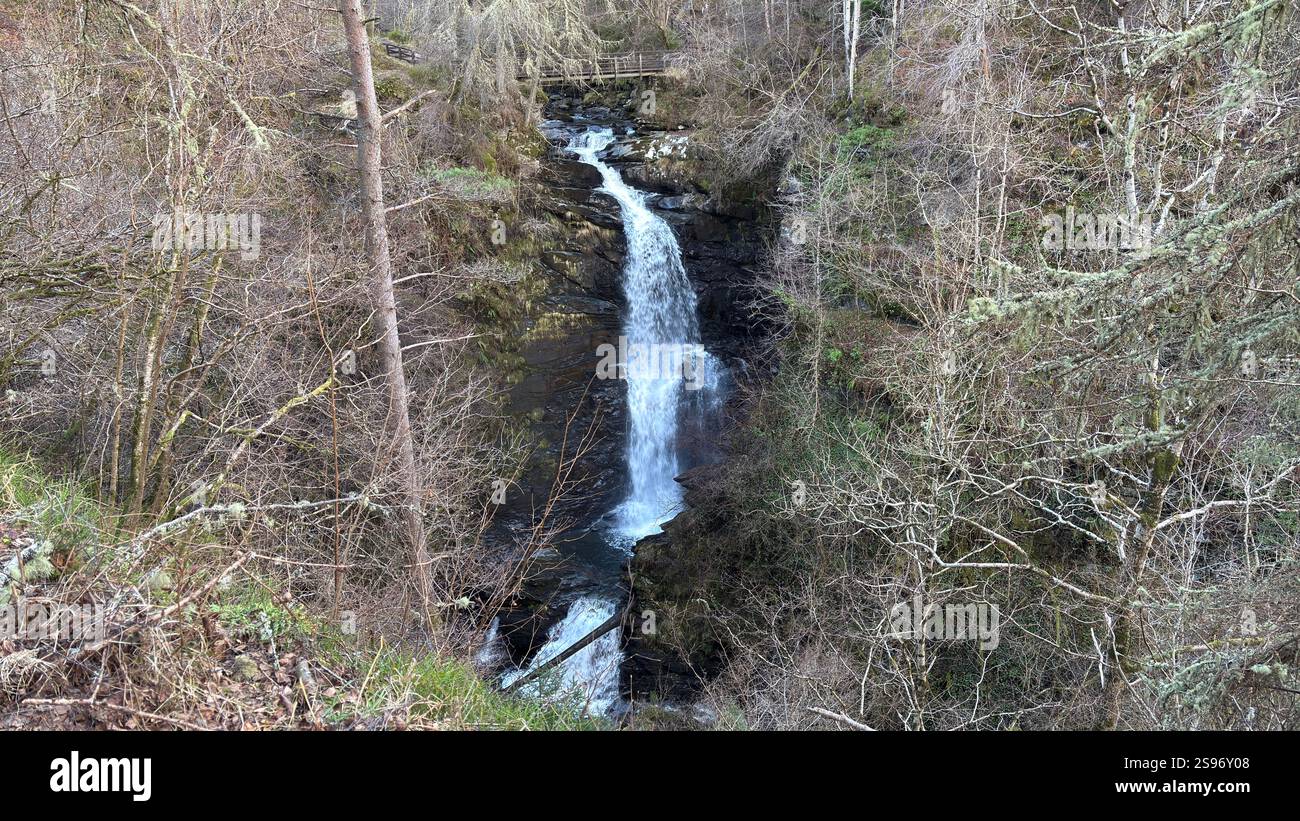 Les chutes de Moness à la célèbre promenade des Birks d'Aberfeldy le long du Moness Burn. Cascade et arbres anciens. Paysage couvert de mousse en Écosse - Image de stock capturée avec un smartphone