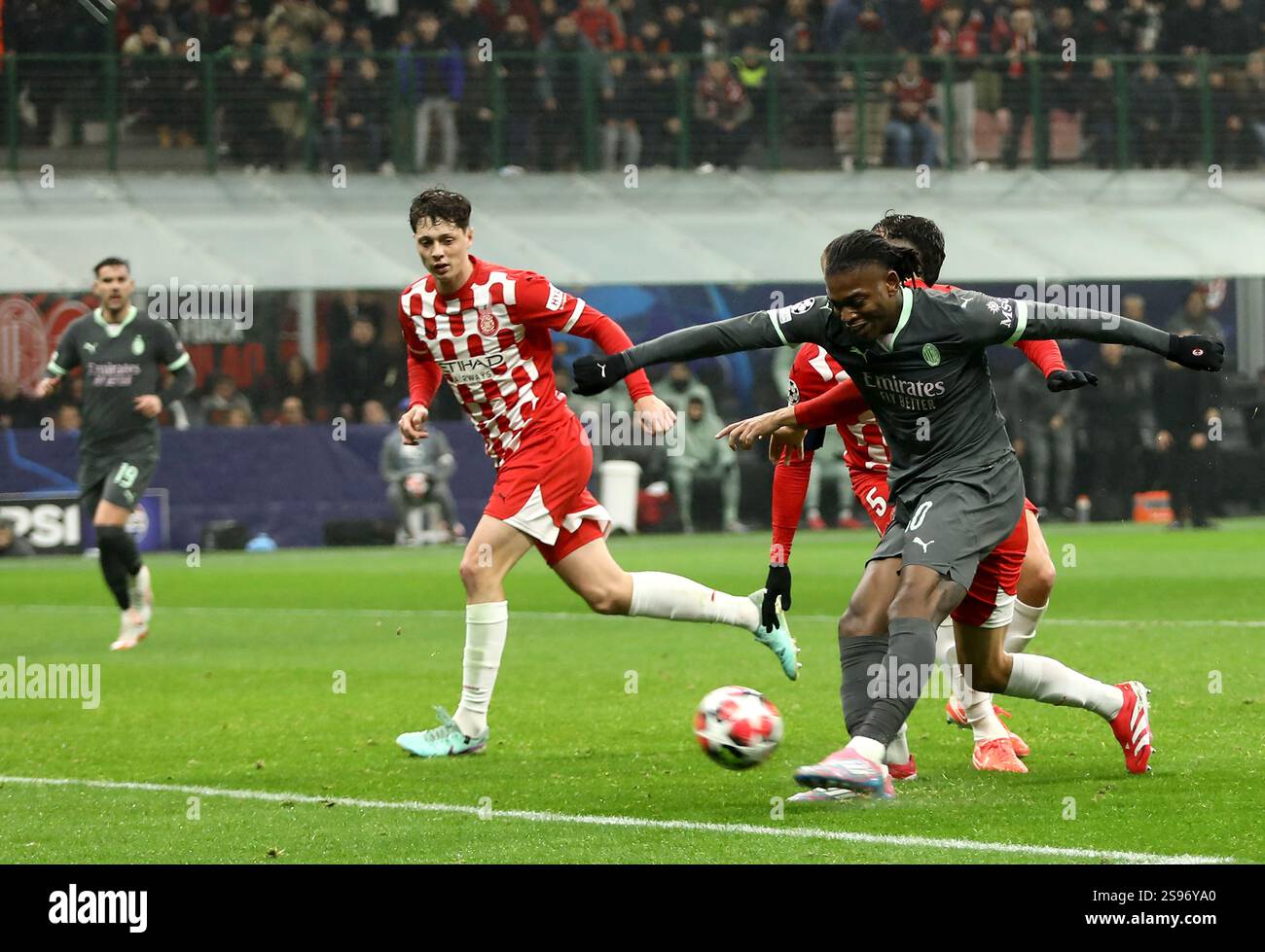 MILAN, ITALIE - 22 JANVIER : Rafael Leao de l'AC Milan marquant le premier but de son équipe, lors du match MD7 de la phase de Ligue des champions de l'UEFA 2024/25 entre l'AC Milan et le Girona FC au Stadio San Siro le 22 janvier 2025 à Milan, Italie. (Photo de MB Media) Banque D'Images