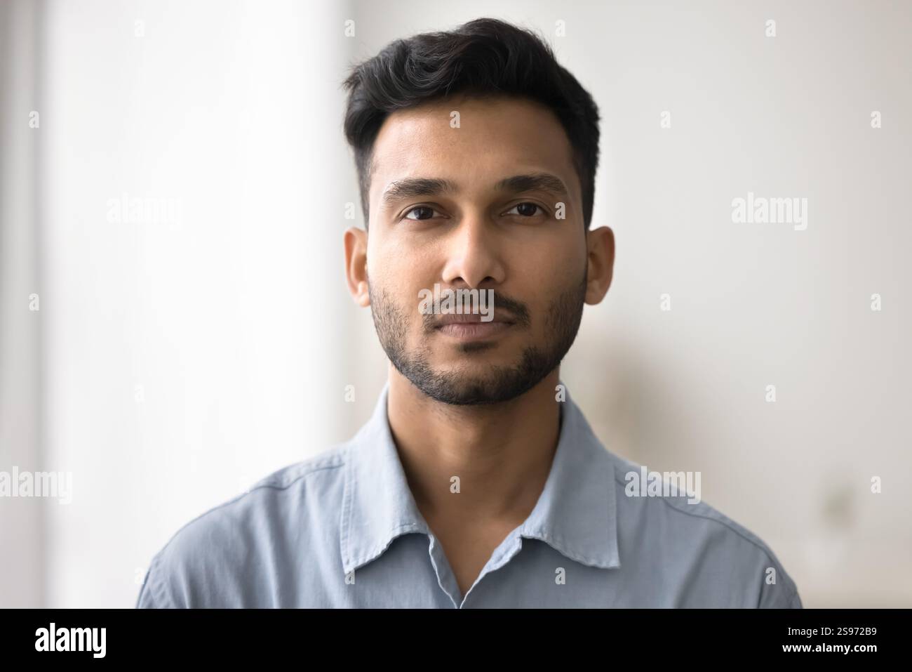 Portrait photo de profil de portrait de tête beau barbu homme millennial occasionnel Banque D'Images