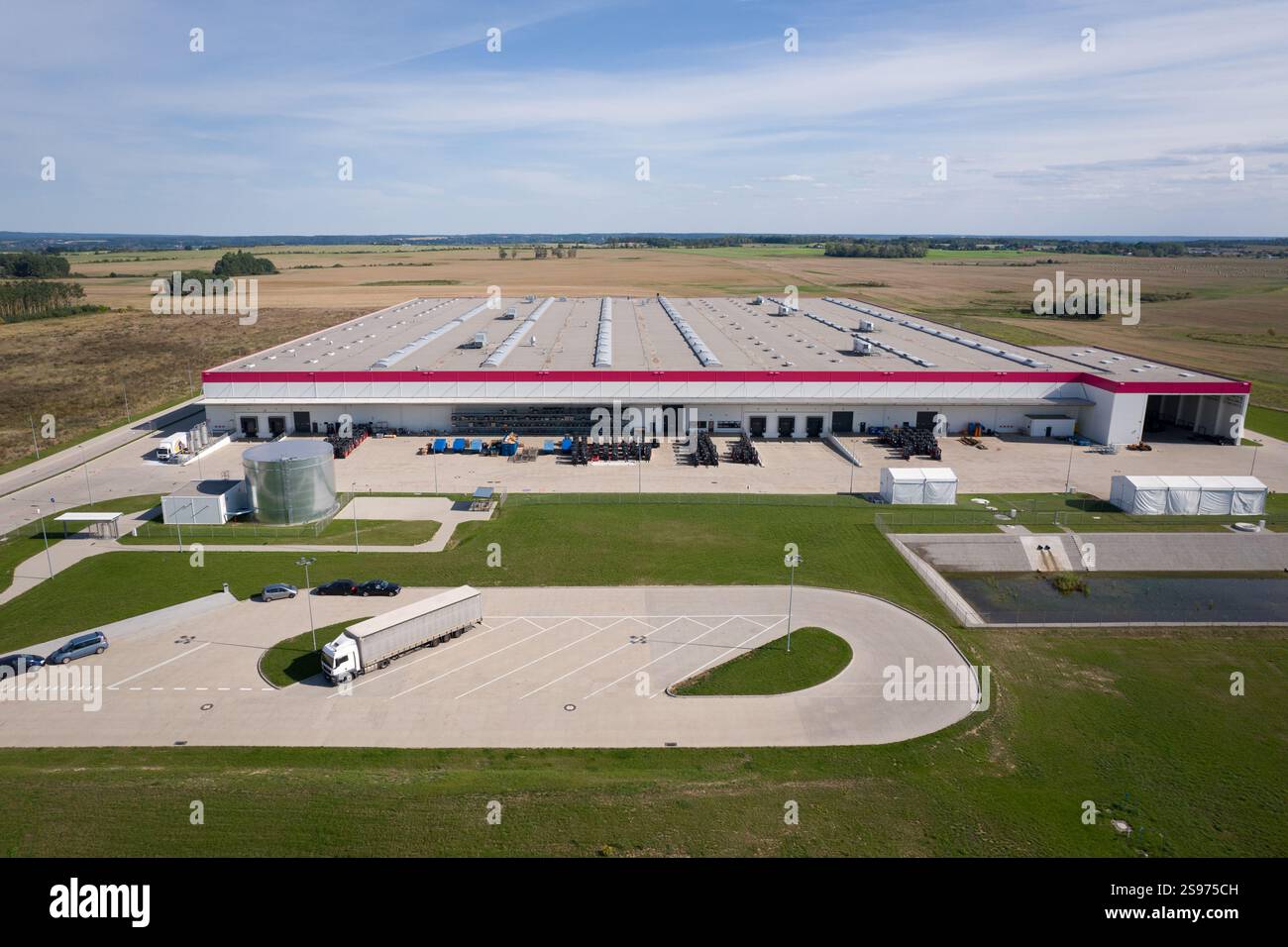 Vue aérienne d'un grand centre de distribution avec parking Banque D'Images