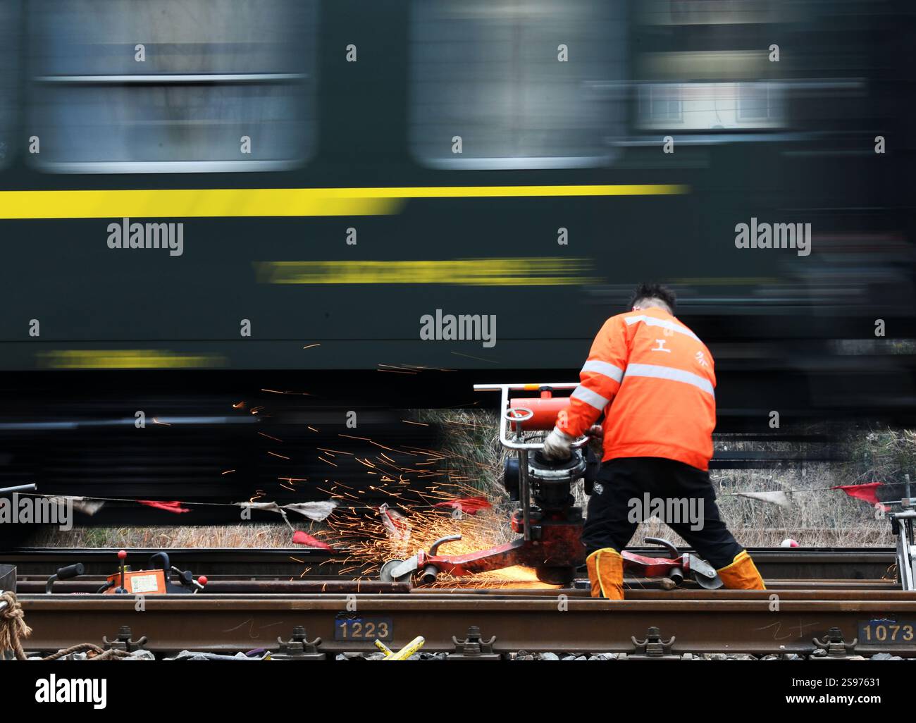 NANCHANG, CHINE - 24 JANVIER 2025 - Un linemen de l'atelier de la ligne Jiujiang de la section du pont Jiujiang du chemin de fer du Sud polit le rail Banque D'Images NANCHANG, CHINE - 24 JANVIER 2025 - Un linemen de l'atelier de la ligne Jiujiang de la section du pont Jiujiang du chemin de fer du Sud polit le rail Banque D'Images