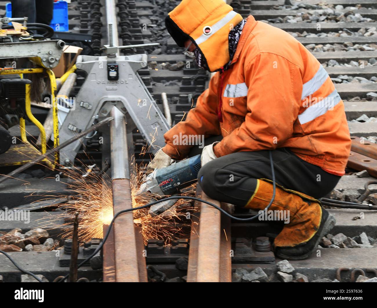 NANCHANG, CHINE - 24 JANVIER 2025 - Un linemen de l'atelier de la ligne Jiujiang de la section du pont Jiujiang du chemin de fer du Sud polit le rail Banque D'Images NANCHANG, CHINE - 24 JANVIER 2025 - Un linemen de l'atelier de la ligne Jiujiang de la section du pont Jiujiang du chemin de fer du Sud polit le rail Banque D'Images