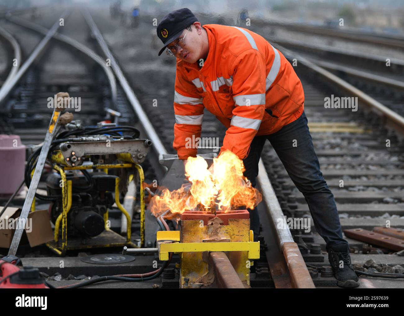 NANCHANG, CHINE - 24 JANVIER 2025 - Un linemen de l'atelier de la ligne Jiujiang de la section du pont Jiujiang du chemin de fer du Sud polit le rail Banque D'Images NANCHANG, CHINE - 24 JANVIER 2025 - Un linemen de l'atelier de la ligne Jiujiang de la section du pont Jiujiang du chemin de fer du Sud polit le rail Banque D'Images