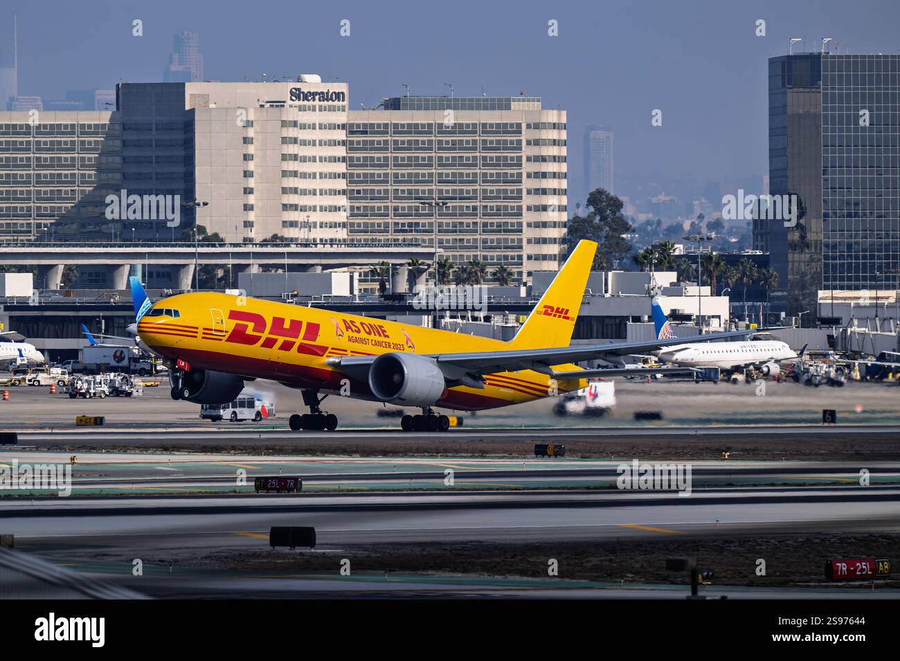 Aéroport international de Los Angeles Aéroport 1-18-2025 Inglewood, CA États-Unis DHL Express Boeing 777-F G-DHLW départ de 25L à l'aéroport international de Los Angeles Banque D'Images