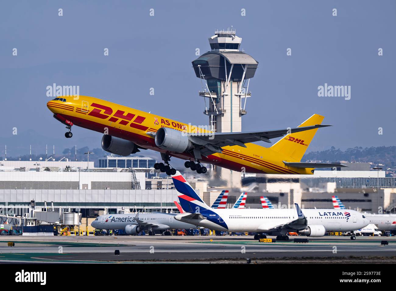 Aéroport international de Los Angeles Aéroport 1-18-2025 Inglewood, CA États-Unis DHL Express Boeing 777-F G-DHLW départ de 25L à l'aéroport international de Los Angeles Banque D'Images