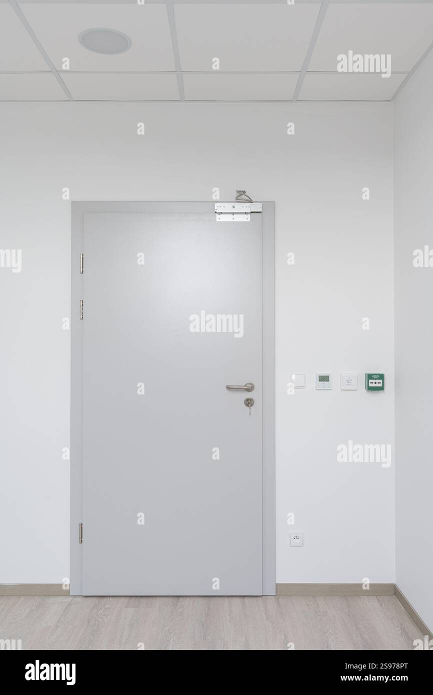 Porte blanche moderne avec serrure magnétique et panneaux de commande Banque D'Images