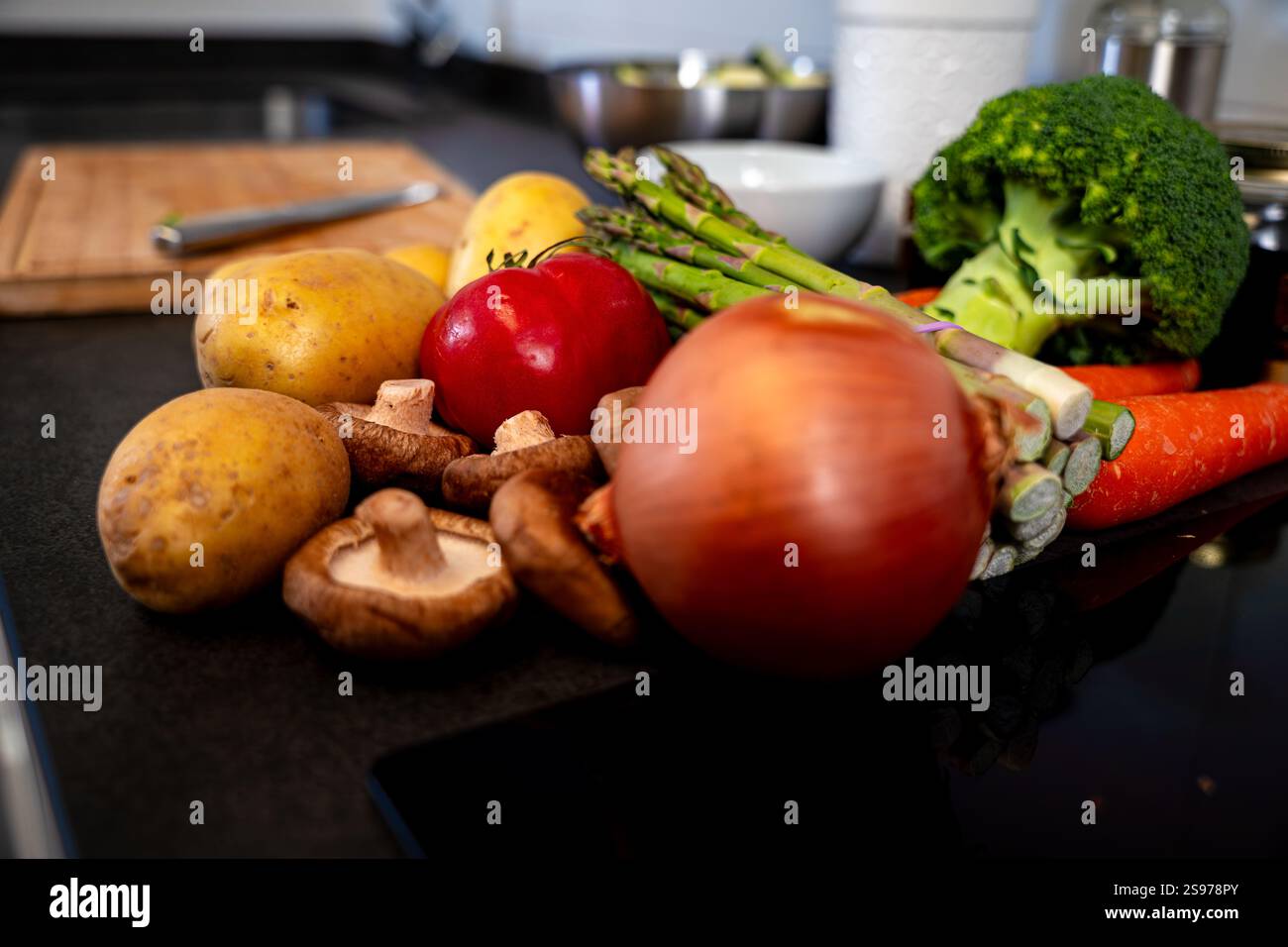 Ingrédients frais prêts pour la cuisine maison Banque D'Images