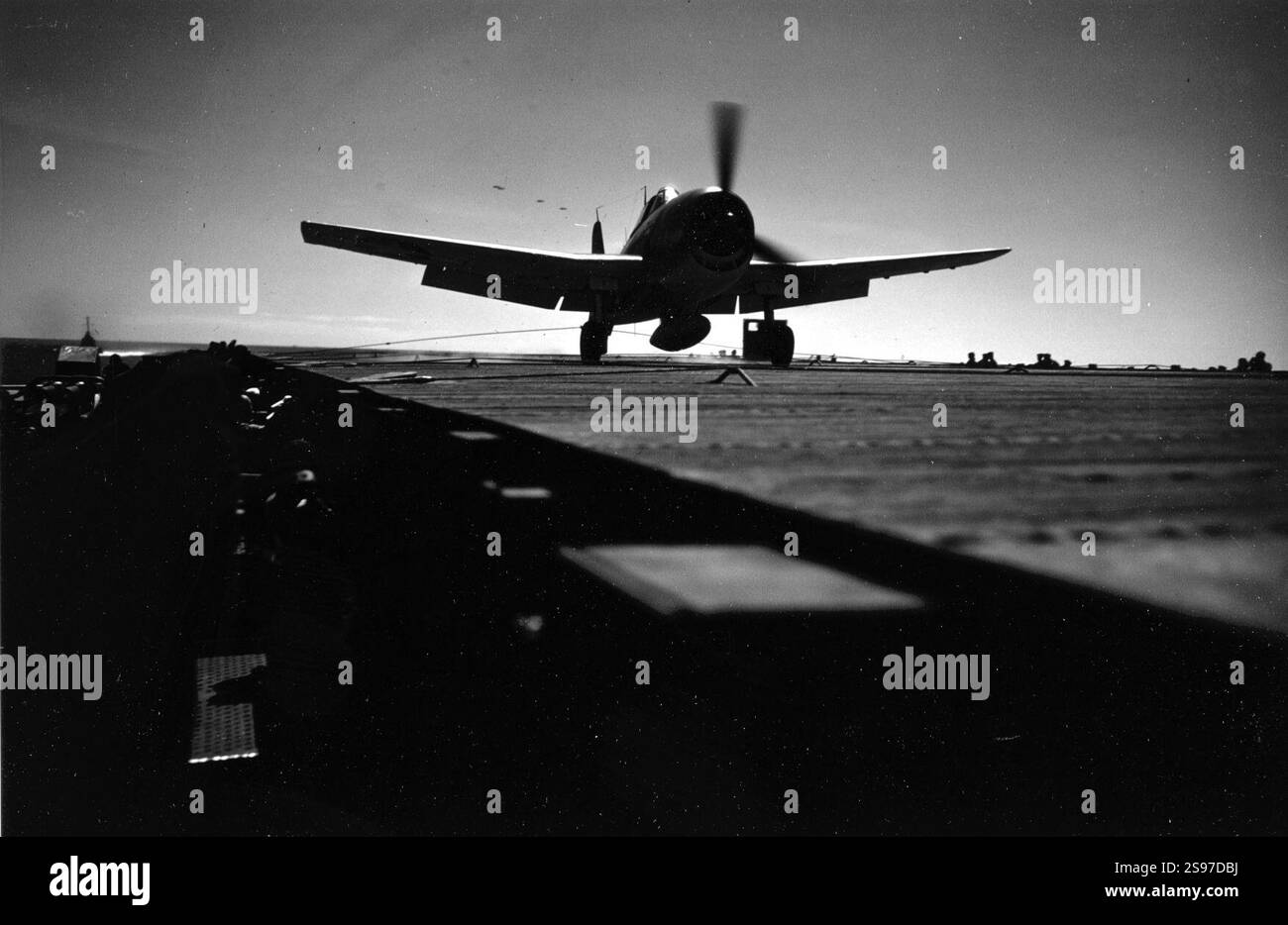 Grumman F6F-3 Hellcat est arrêté par un câble d'arrêt à bord de l'USS Cowpens (CVL-25), vers la fin de 1943 Banque D'Images