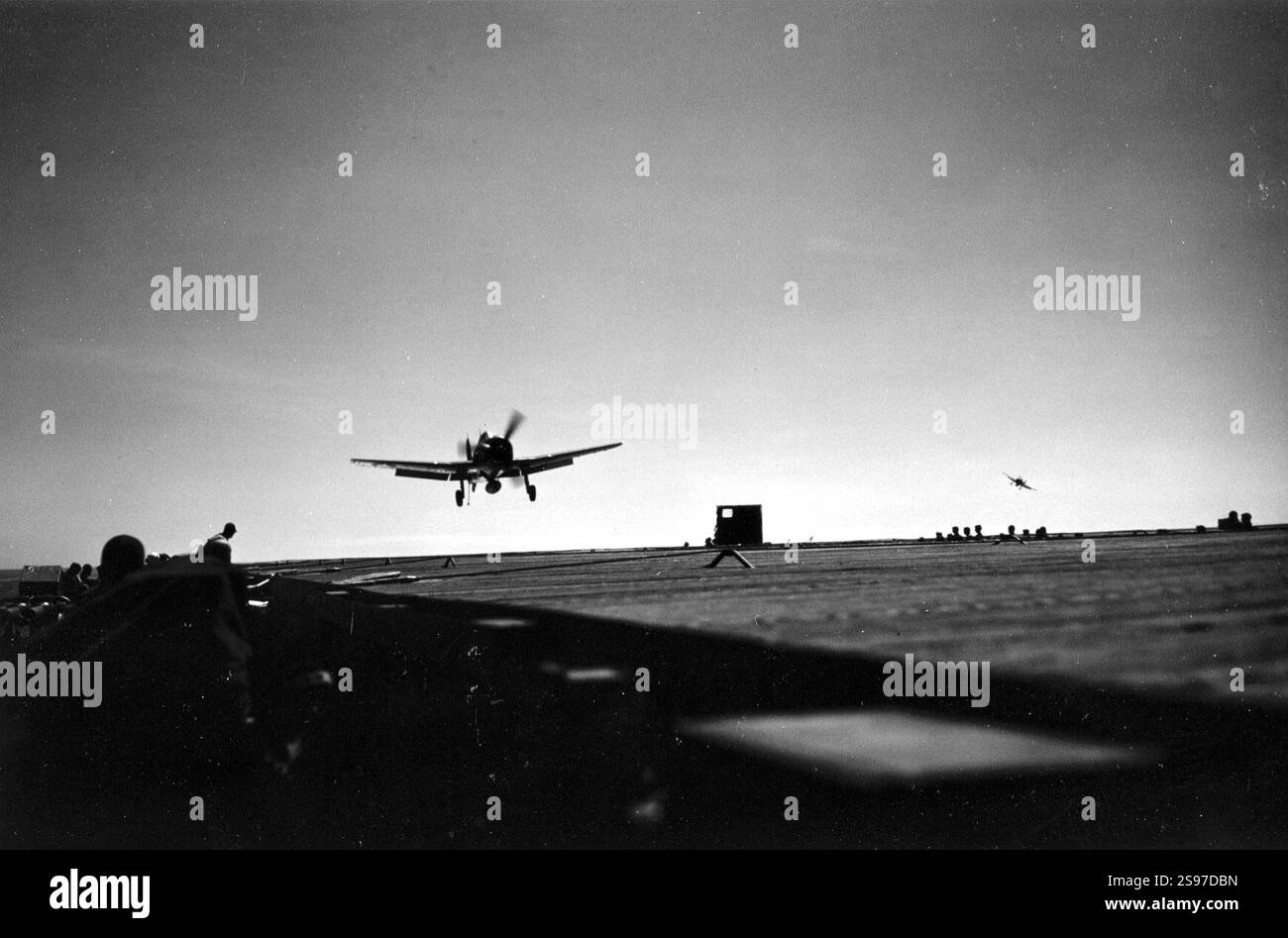 Grumman F6F-3 Hellcat débarque à bord de l'USS Cowpens (CVL-25) vers la fin de 1943 Banque D'Images