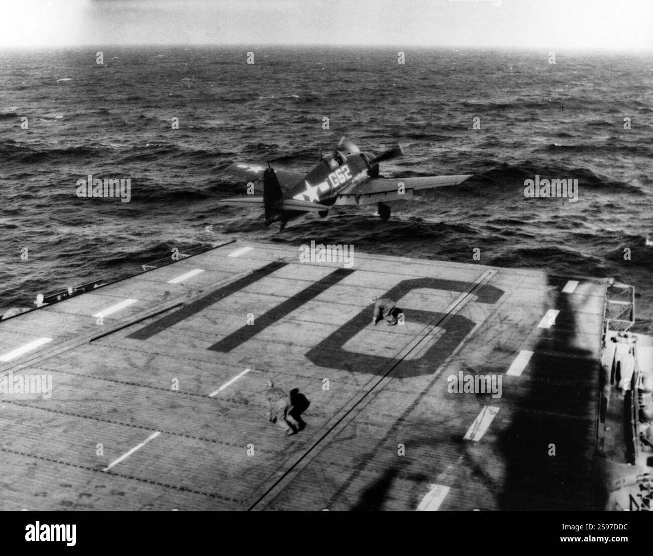 Grumman F6F-5 Hellcat est catapulté depuis USS Badoeng Strait (CVE-116), vers le début de 1946 Banque D'Images