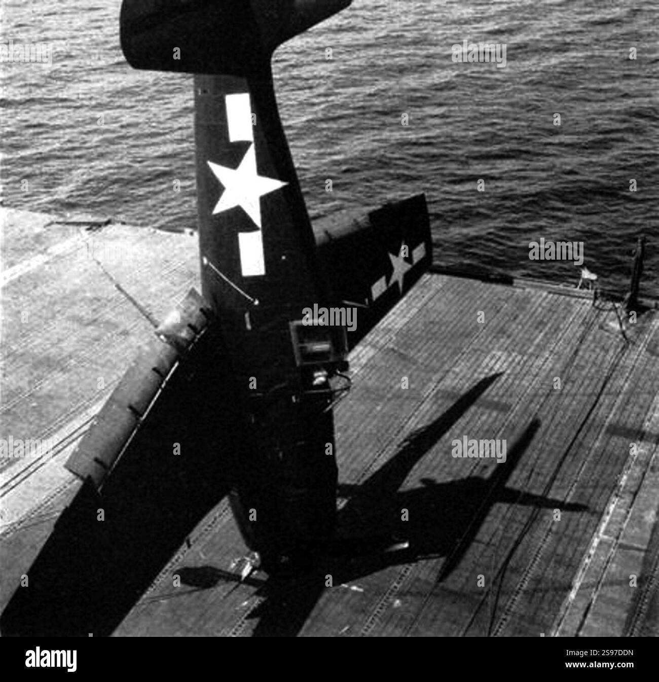 Grumman F6F-5 Hellcat du VF-82 faisant un accident de barrière à bord de l'USS Bennington (CV-20), vers 1945. Banque D'Images