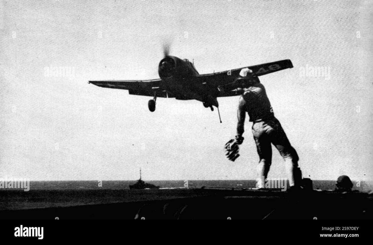 Grumman F6F-5 Hellcat débarquant à bord de l'USS Tripoli (CVE-64), en 1945. Banque D'Images