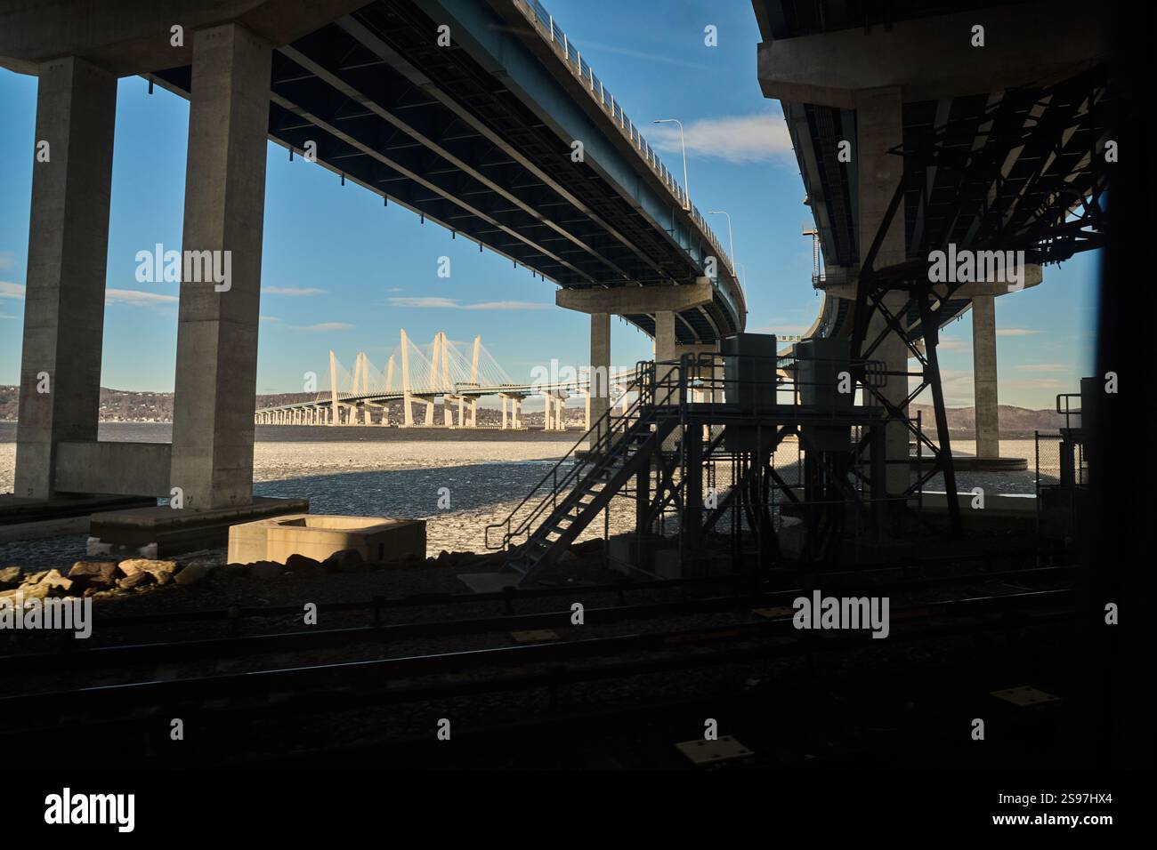 Une vue du pont Mario Cuomo d'en bas Banque D'Images