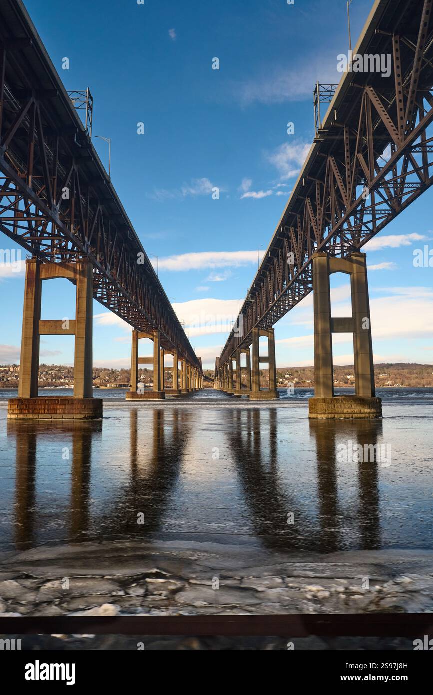 Vue du pont Newburgh-Beacon depuis la rive est de la rivière Hudson Banque D'Images