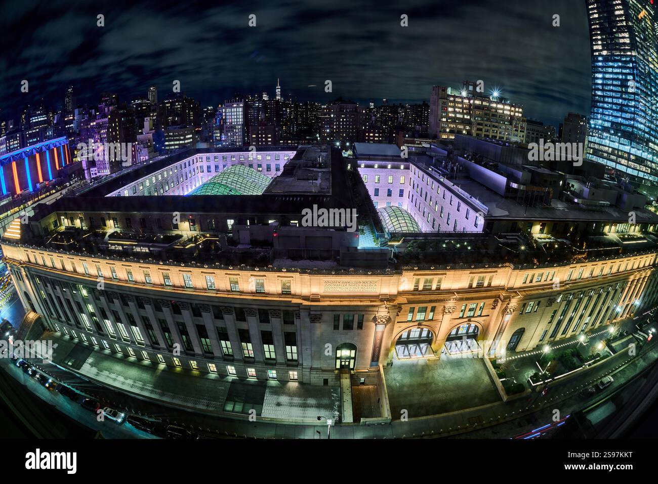 James A Farley Building (Moynihan train Hall) la nuit Banque D'Images