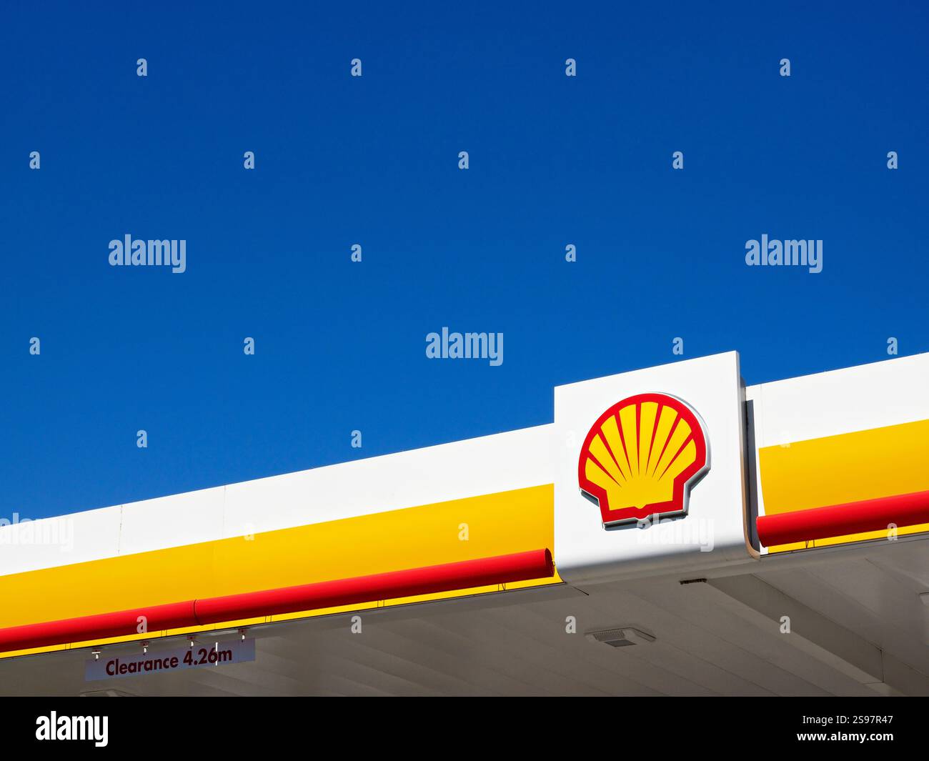 Toronto Canada / Une station-service Shell sur Avenue Road, North York, Toronto. Banque D'Images