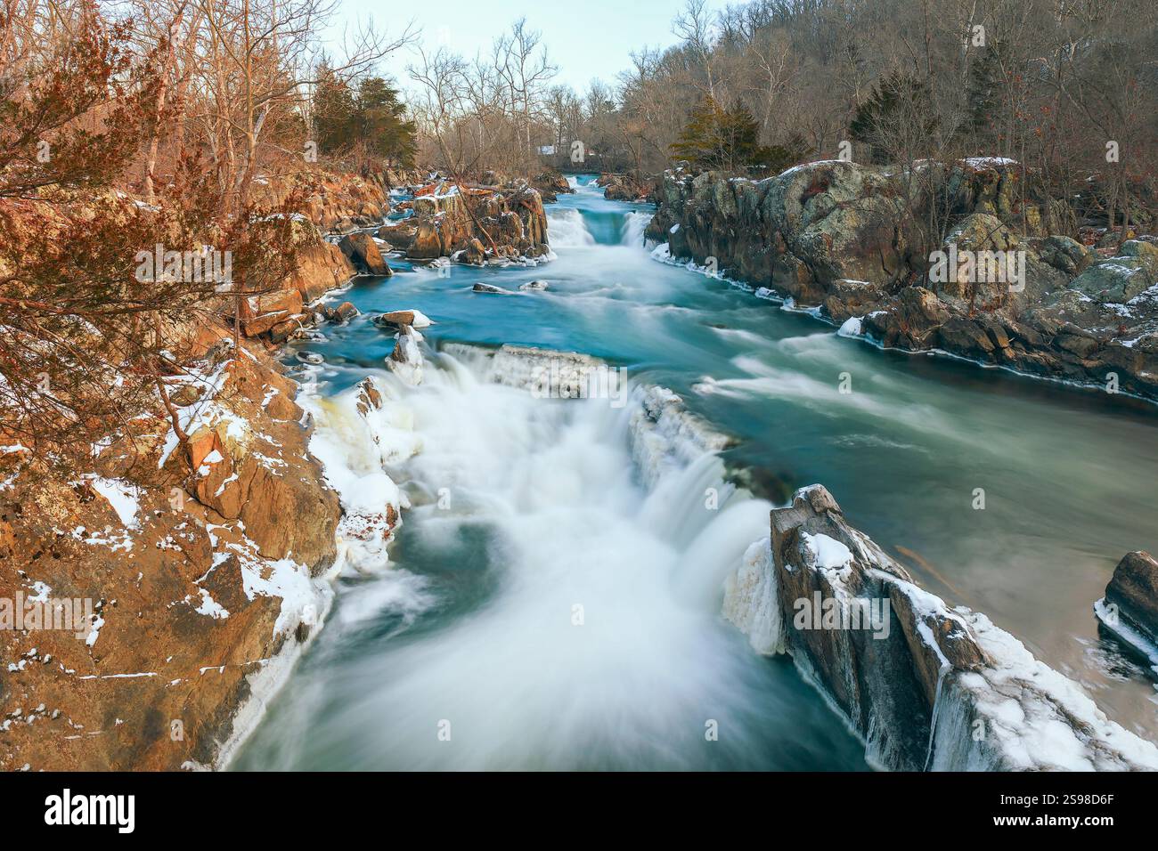 Vue sur les chutes Little Sister partiellement gelées depuis Great Falls Overlook Trailhead. Maryland. ÉTATS-UNIS Banque D'Images Vue sur les chutes Little Sister partiellement gelées depuis Great Falls Overlook Trailhead. Maryland. ÉTATS-UNIS Banque D'Images
