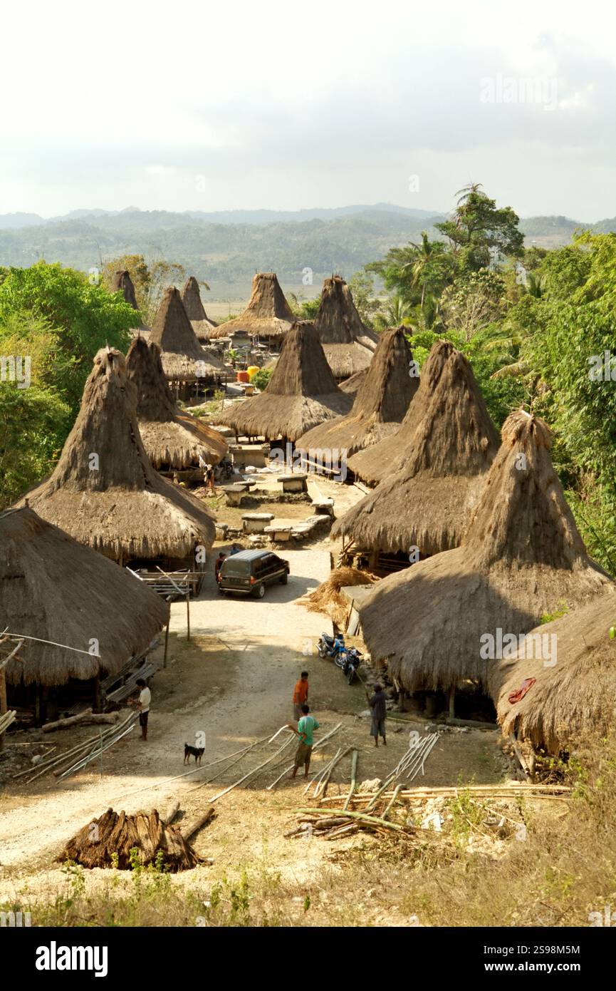 Maisons traditionnelles sumbanaises dans le village traditionnel de Praijing à Tebara, Waikabubak, Sumba occidental, Nusa Tenggara, Indonésie. Banque D'Images