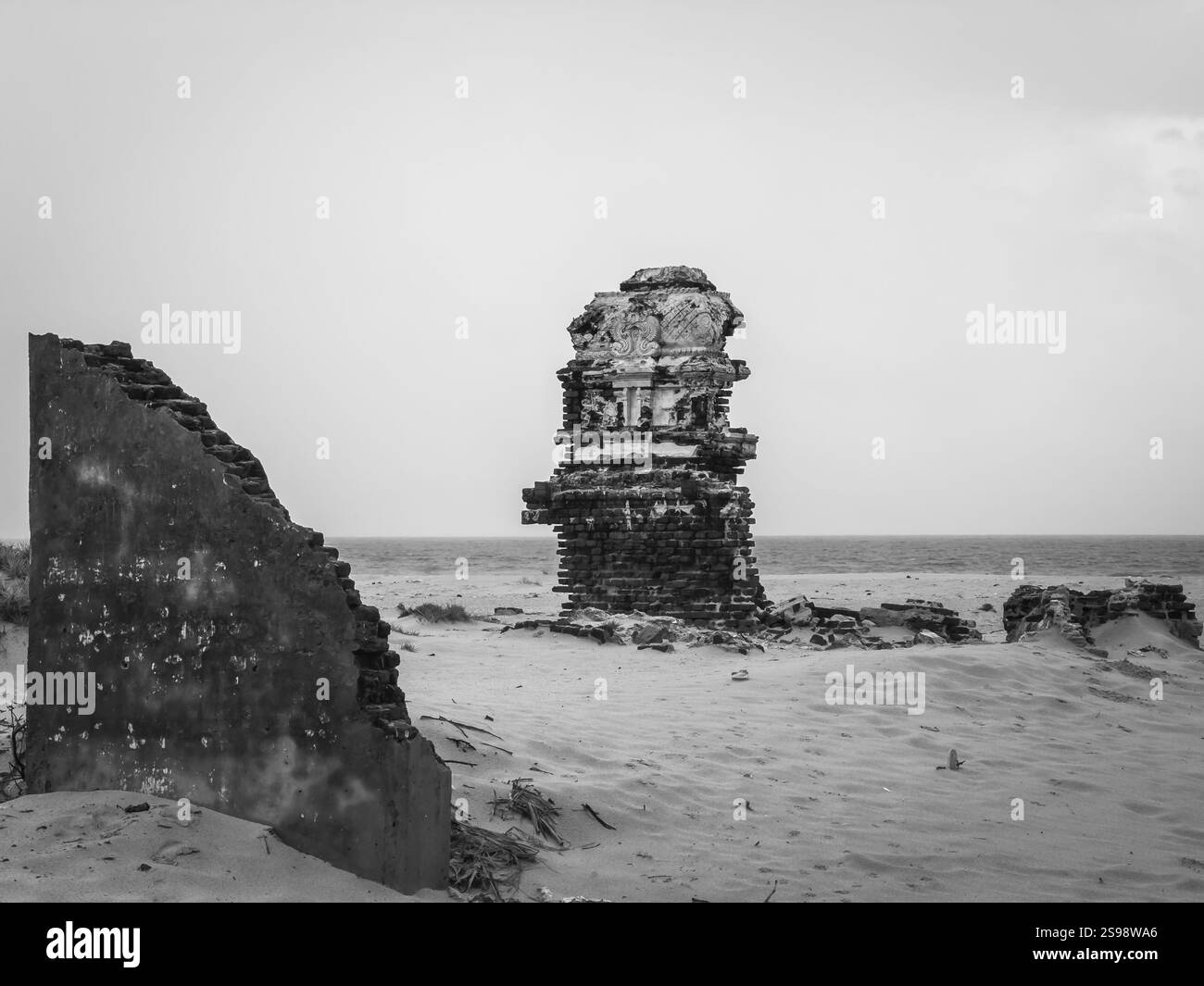 Ancienne structure endommagée par le cyclone de 1964 dans la ville de Dhanushkodi, Tamil Nadu, Inde Banque D'Images