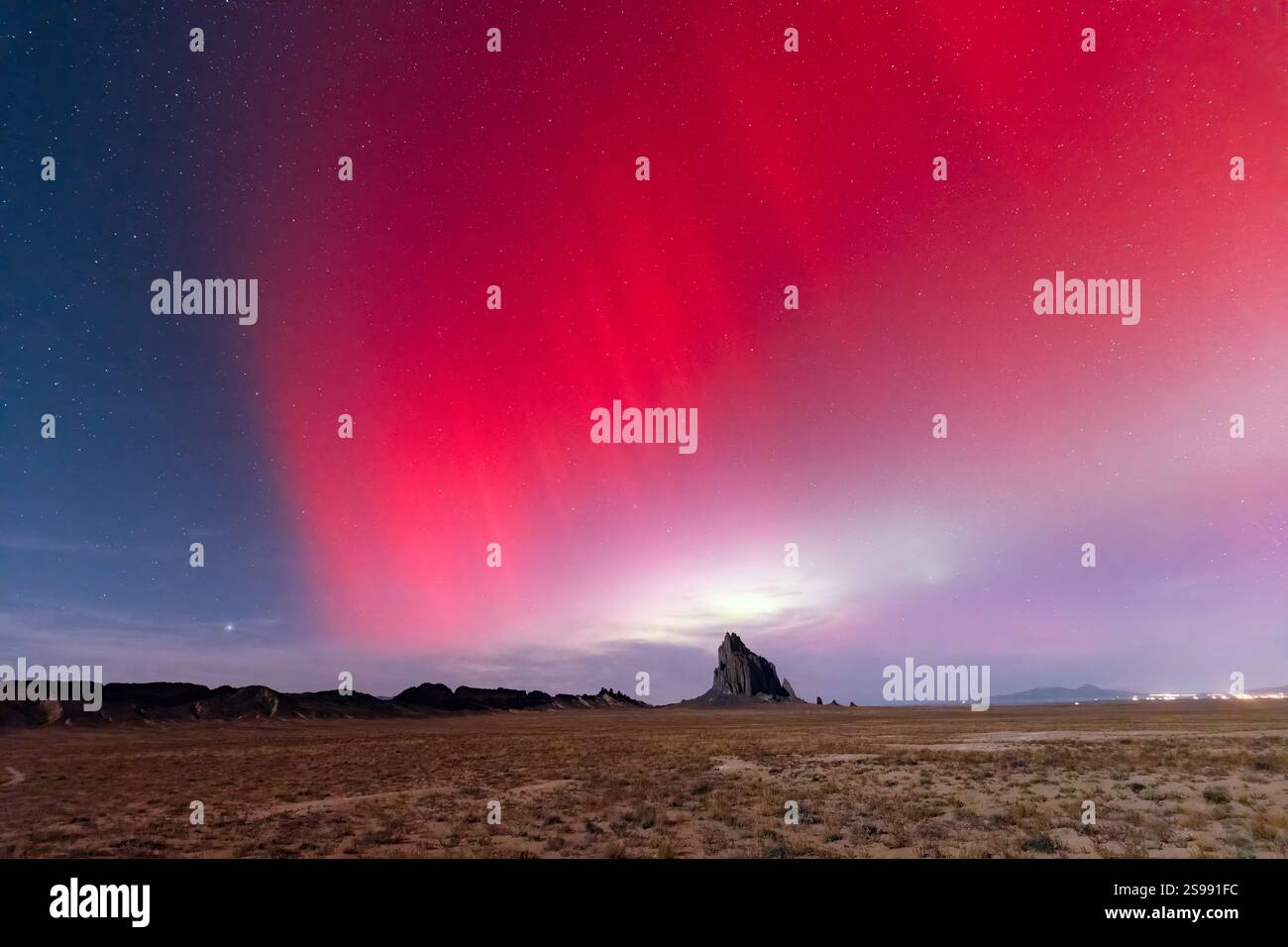 Les aurores boréales ou aurores boréales au-dessus de Shiprock, Nouveau-Mexique Banque D'Images
