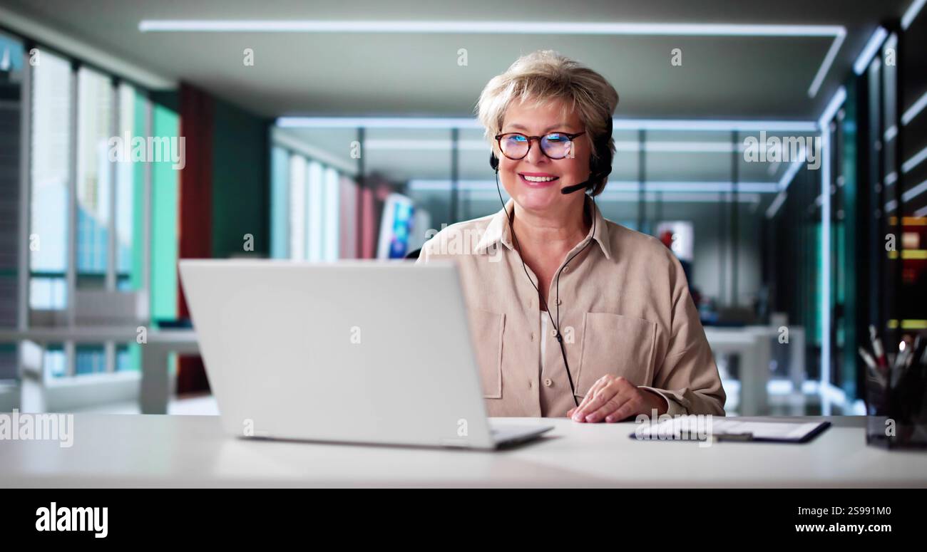 Agent du service clientèle du centre d'appels Цшер micro-casque/oreillette Banque D'Images