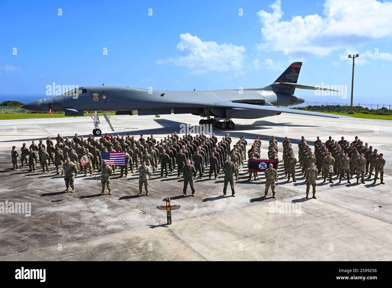 Les aviateurs de l'US Air Force affectés au 34th Expeditionary Bomb Squadron, Ellsworth Air Force base, S.D. posent pour une photo de groupe devant un B-1B Lanc Banque D'Images