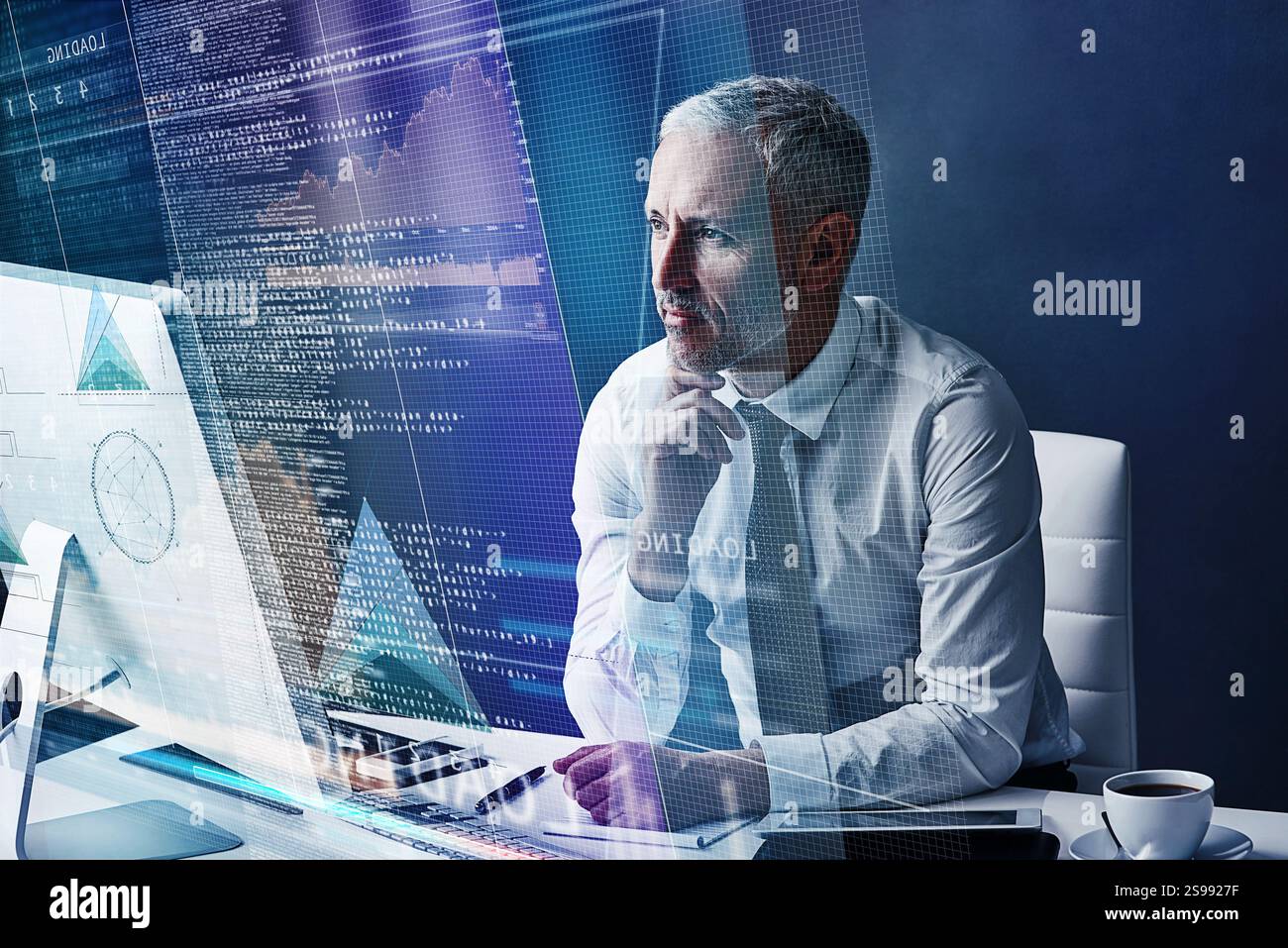 Homme d'affaires, ordinateur et hologramme pour la programmation, le code et la superposition avec interface utilisateur futuriste au bureau. Personne mature, revue et développeur avec numérique Banque D'Images