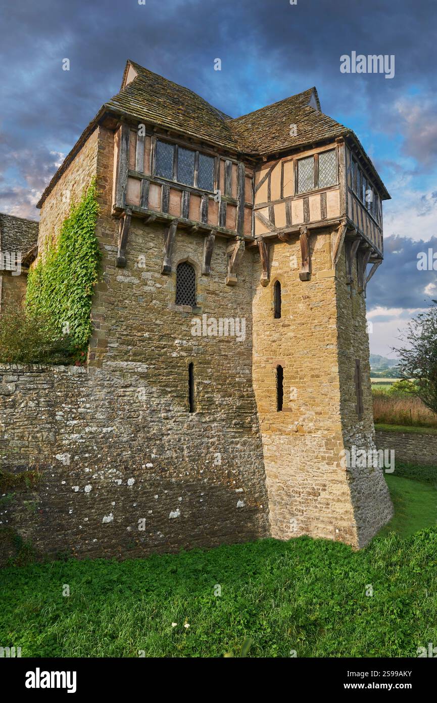 La tour nord à colombages construite dans les années 1280 avec des bâtiments élisabéthains, Stokesay Manor Castle, Shropshire, Angleterre Banque D'Images