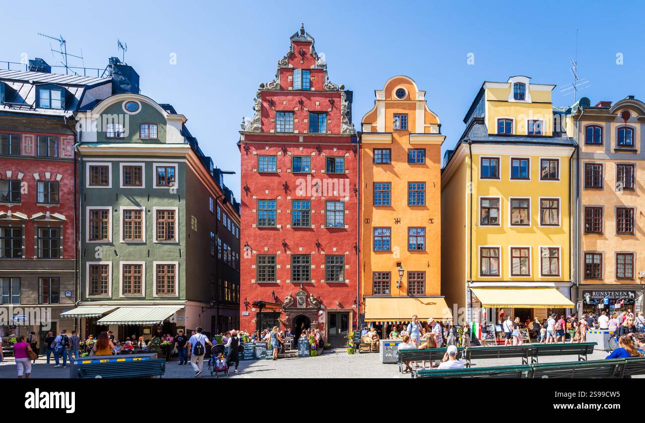 Vue panoramique sur les façades colorées des vieilles maisons de ville bordant le côté ouest de la place Stortorget dans la vieille ville de Stockholm, Suède. Banque D'Images