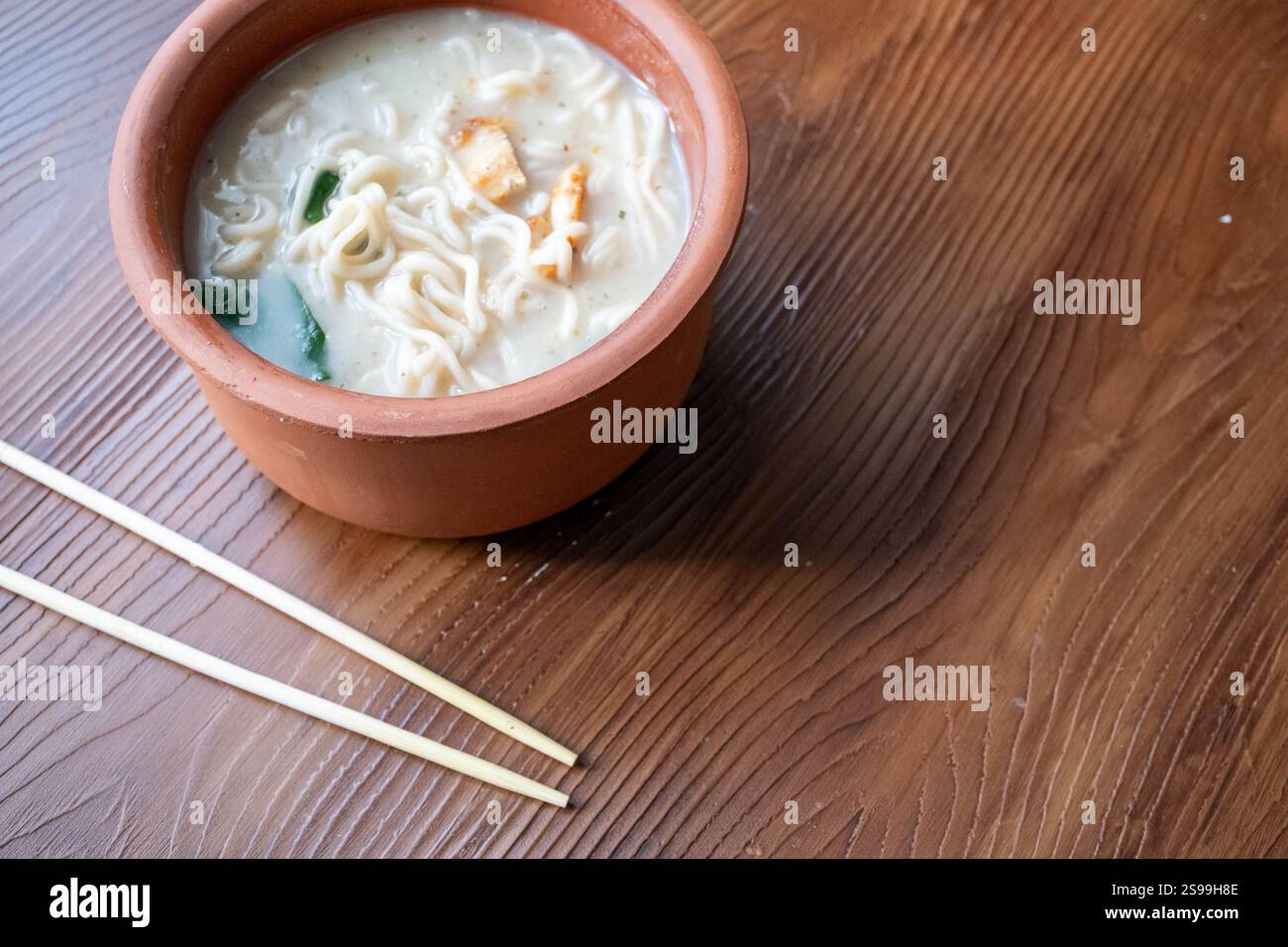 shoyu ramen dans un bol traditionnel gros plan Banque D'Images