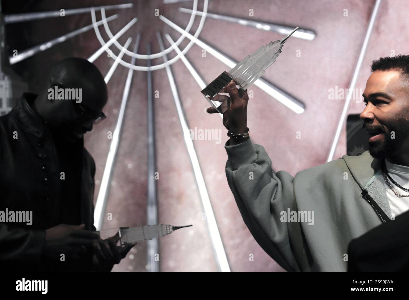 24 janvier 2025, NY, États-Unis : NEW YORK, NEW YORK - 24 JANVIER : le réalisateur Olatunde Osunsanmi, Michelle Yeoh, Omari Hardwick et Robert Kazinsky assistent à la cérémonie d'éclairage de l'Empire State Building pour célébrer la première de Star Trek : section 31 le 24 janvier 2025, à New York. L'événement a honoré le dernier chapitre de l'emblématique franchise Star Trek avec un hommage éblouissant à l'un des monuments les plus célèbres de New York. (Crédit image : © Luiz Rampelotto/ZUMA Press Wire) USAGE ÉDITORIAL SEULEMENT! Non destiné à UN USAGE commercial ! Banque D'Images